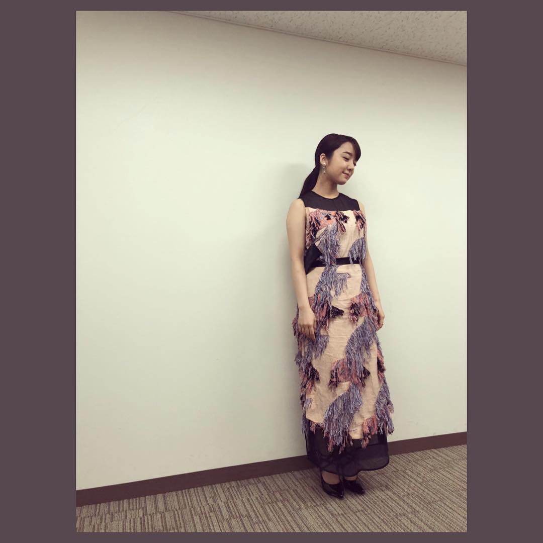 上白石萌音さんのインスタグラム写真 - (上白石萌音Instagram)「本日のお洋服とアクセサリーです。 L♡DK中はピンク多め。 あまりピンクを着てこなかったわたしですが、この機会に女の子らしい色を身に纏えてうれしいです。 ブランドはタグを見てくだされ🏷」3月21日 21時54分 - mone_kamishiraishi