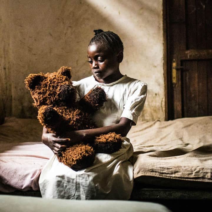 unicefさんのインスタグラム写真 - (unicefInstagram)「“My favourite toy is my teddy bear, I like to walk around with him and give him hugs," says Marie, 13, who was kidnapped in Kinshasa and held captive for six months in Kasai, DR Congo. She’s now receiving psychological support from the safety of a UNICEF-supported centre which helps vulnerable children and mothers rebuild their lives. #ChildrenUnderAttack © UNICEF/UN0271273/@vtremeau」3月21日 21時55分 - unicef