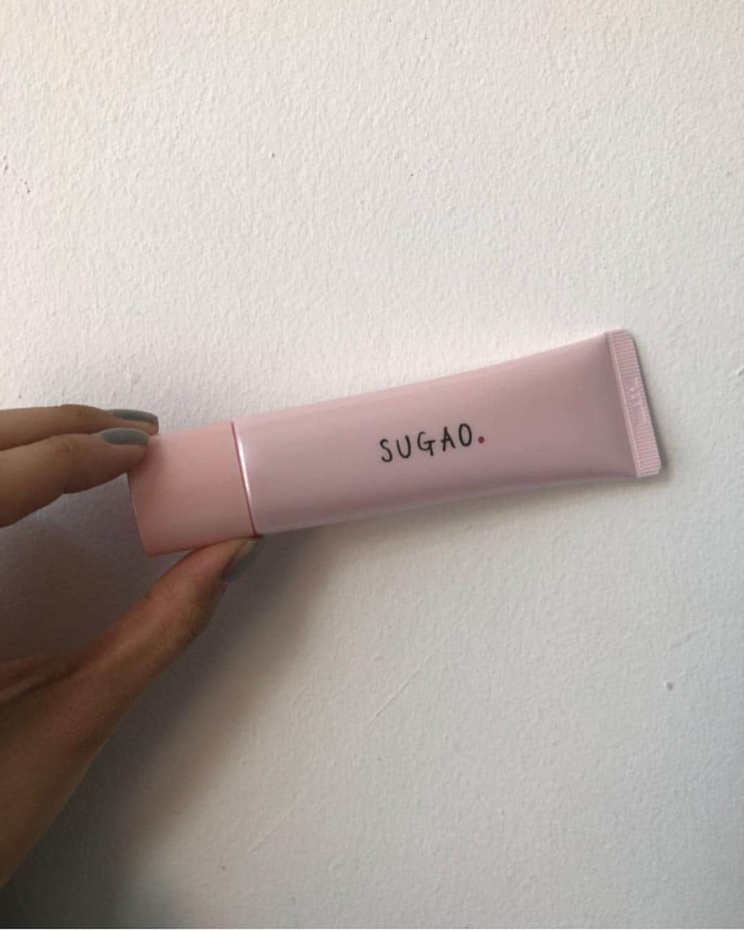柴田紗希さんのインスタグラム写真 - (柴田紗希Instagram)「3月13日にSUGAOの新色が発売したみたいで使ってみたよ☺ パッケージまで可愛いくなってるね SUGAO使ったことある？ さらにふわふわ感増してて 触るだけで癒され効果よ🤭 ふわってなる♡ 色味は肌なじみが良くて私がなりたい 健康肌を作ってくれるオレンジピンクのような、、、 分かりやすく言うとね男女にモテそうな肌！ うんそれだ！ 可愛いらしさも抜け感も出してくれるよ 春メイクにピッタリだなぁ🌸 #SUGAO #シロネコ肌 #透明感 #スノーホイップクリーム  #ロート製薬_PR #しばメイク」3月21日 21時55分 - shibasaaki