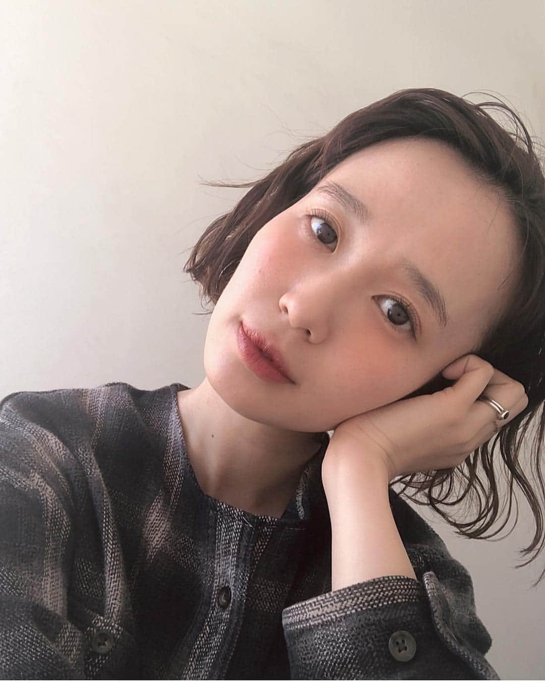 柴田紗希さんのインスタグラム写真 - (柴田紗希Instagram)「3月13日にSUGAOの新色が発売したみたいで使ってみたよ☺ パッケージまで可愛いくなってるね SUGAO使ったことある？ さらにふわふわ感増してて 触るだけで癒され効果よ🤭 ふわってなる♡ 色味は肌なじみが良くて私がなりたい 健康肌を作ってくれるオレンジピンクのような、、、 分かりやすく言うとね男女にモテそうな肌！ うんそれだ！ 可愛いらしさも抜け感も出してくれるよ 春メイクにピッタリだなぁ🌸 #SUGAO #シロネコ肌 #透明感 #スノーホイップクリーム  #ロート製薬_PR #しばメイク」3月21日 21時55分 - shibasaaki