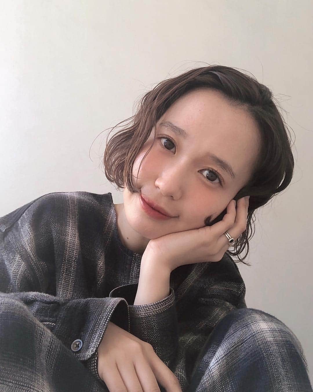 柴田紗希さんのインスタグラム写真 - (柴田紗希Instagram)「3月13日にSUGAOの新色が発売したみたいで使ってみたよ☺ パッケージまで可愛いくなってるね SUGAO使ったことある？ さらにふわふわ感増してて 触るだけで癒され効果よ🤭 ふわってなる♡ 色味は肌なじみが良くて私がなりたい 健康肌を作ってくれるオレンジピンクのような、、、 分かりやすく言うとね男女にモテそうな肌！ うんそれだ！ 可愛いらしさも抜け感も出してくれるよ 春メイクにピッタリだなぁ🌸 #SUGAO #シロネコ肌 #透明感 #スノーホイップクリーム  #ロート製薬_PR #しばメイク」3月21日 21時55分 - shibasaaki