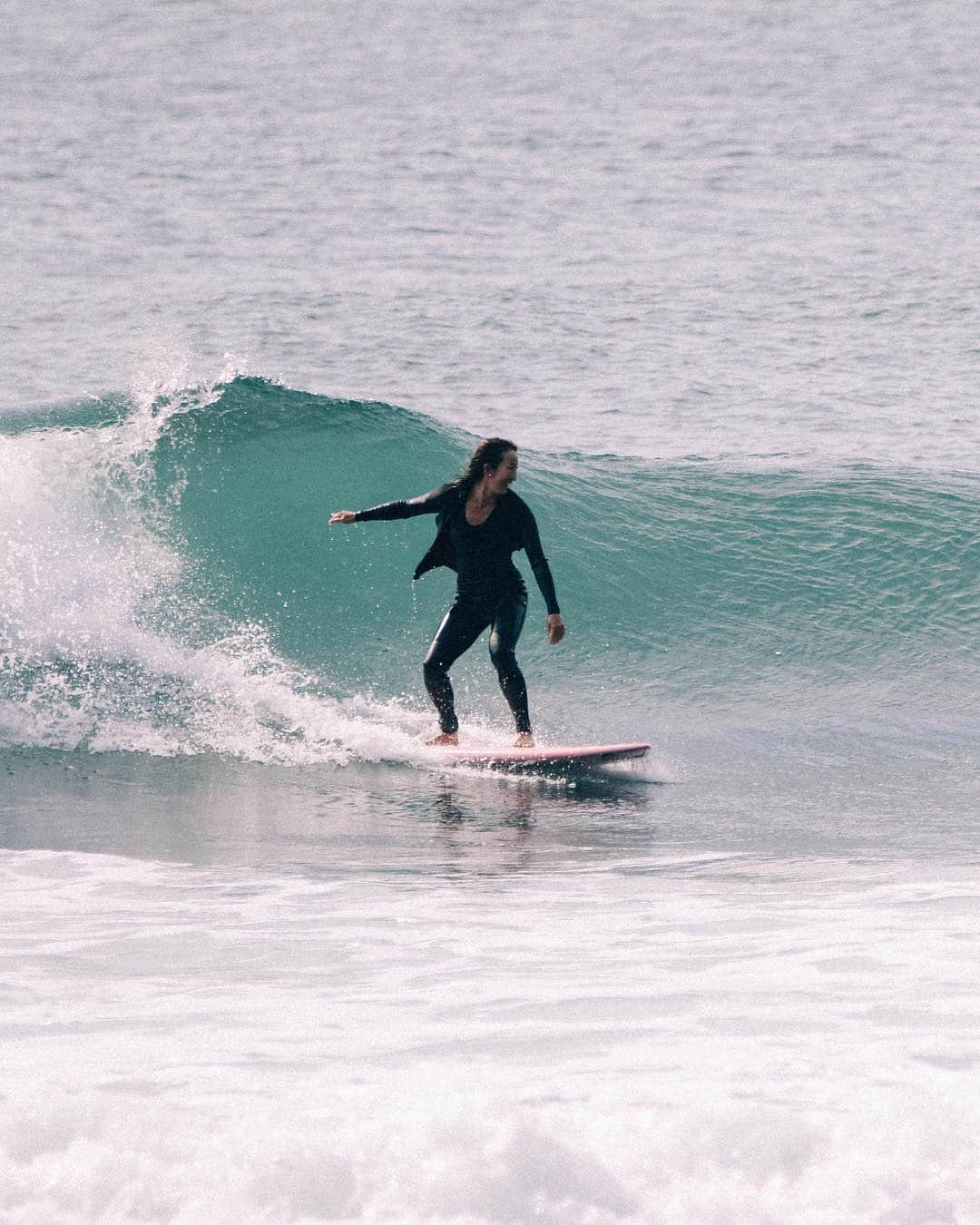 ROXY JAPANさんのインスタグラム写真 - (ROXY JAPANInstagram)「ロングジョンにジャケットStyle #ウェットスーツ #wetsuits @kaorimayaguchi @aikaneko_surf」3月21日 21時56分 - roxyjapan