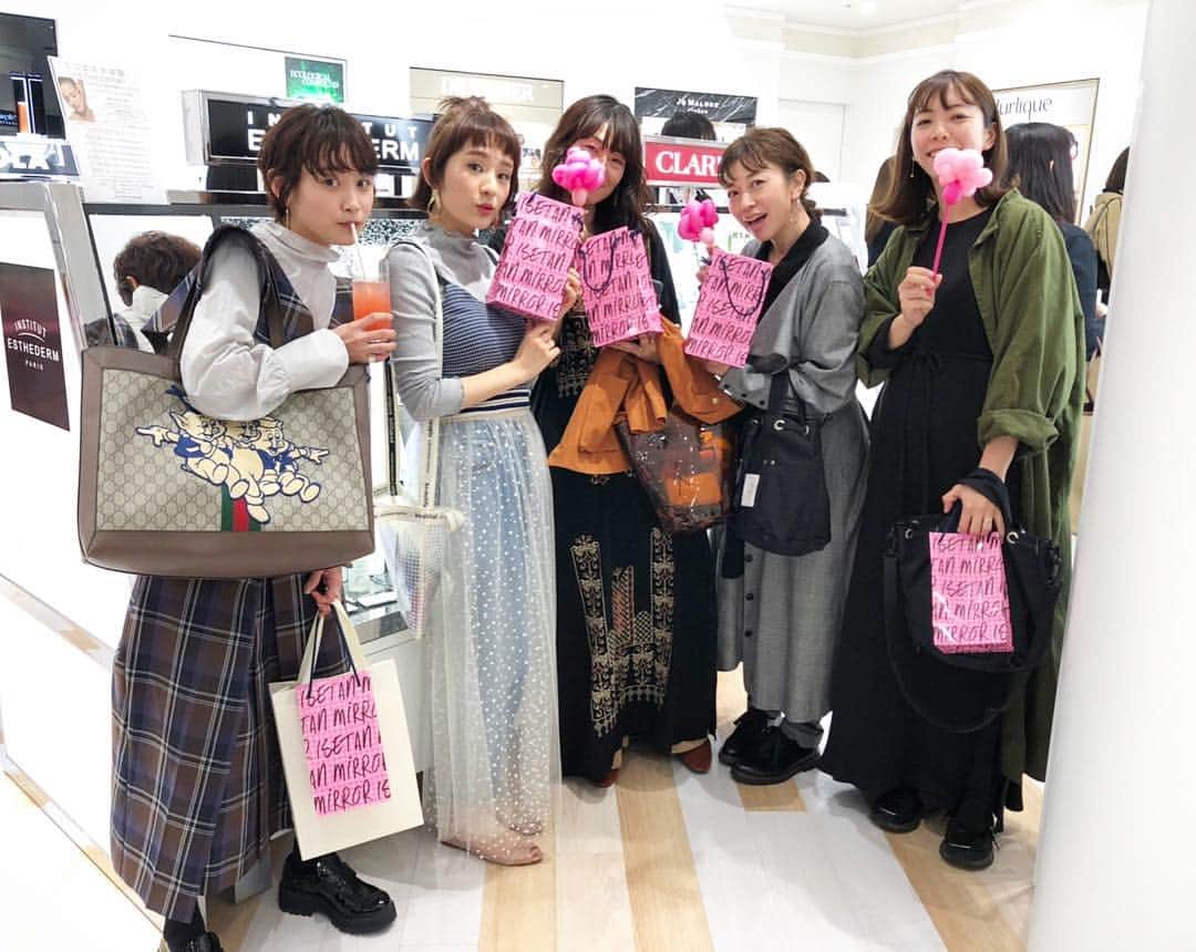 HALCALIのインスタグラム：「昨日は一瞬の滞在だったけど、久しぶりに会えた友達もいたり、春コスメも試せて楽しかった💄ランコムの口紅(321番！)とってもいい色🎶花粉症辛いけどこれで春メイク楽しめそう💋パフュームハンドクリームも使うの楽しみー👏🏻イセタンミラー東京ミッドタウン日比谷店、1周年おめでとうございました🙏🏻 @ilioanela お疲れ様でした💮 #isetanmirror #1stanniversary」