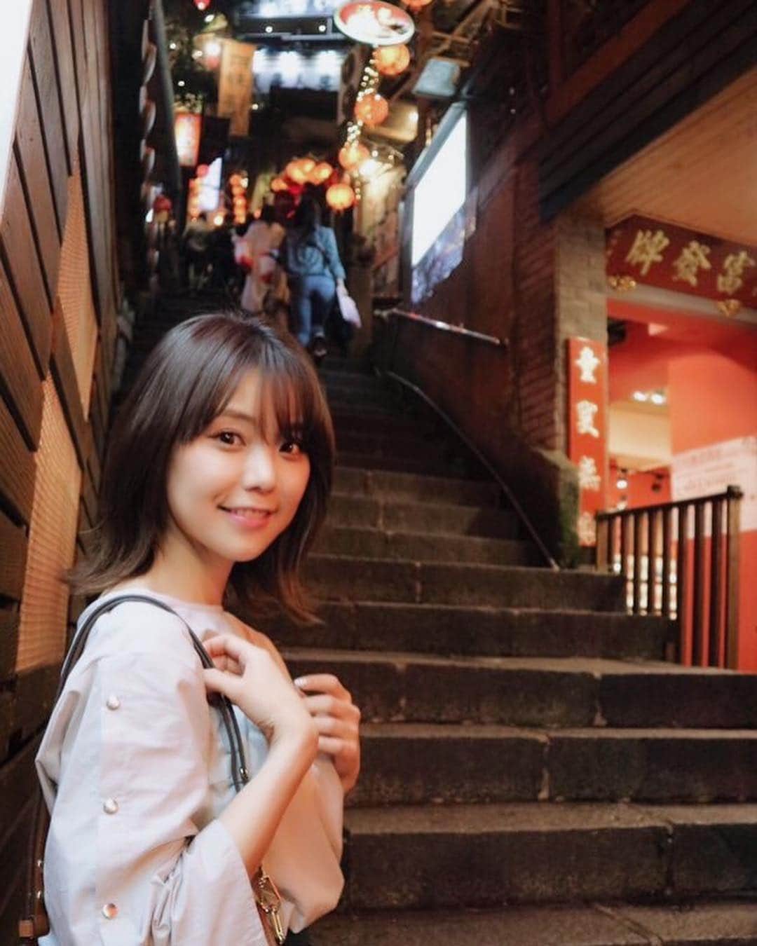 林村ゆかりのインスタグラム：「台湾から帰ってきましたー！ 千と千尋の神隠しでおなじみの九份（きゅうふん）へ。 写真少しずつ出します😂 #ootd #edistcloset  #bag #louisvuitton ⠀ ⠀ ⠀  #台湾 #台湾旅行 #台湾観光 #千と千尋の神隠し #anime #ジブリ #jiburi  #アニメ #九份 #selfie #自撮り #コーディネート  #travel #taiwan #taiwantravel #春コーデ #cordinate #taipei #taipeitravel」