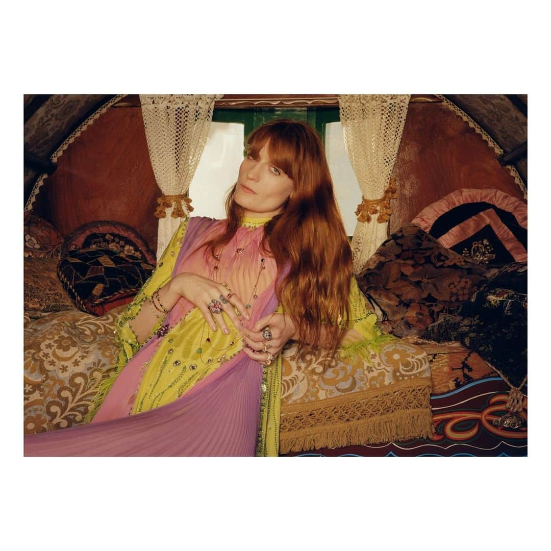 グッチさんのインスタグラム写真 - (グッチInstagram)「Presenting the new #GucciJewelry campaign featuring @florenceandthemachine shot by @colin_dodgson and art directed by @christophersimmonds. Click the link in bio to listen to a special #GucciPodcast episode featuring #FlorenceWelch. #AlessandroMichele @alessandro_michele #GucciSS19」3月21日 22時00分 - gucci