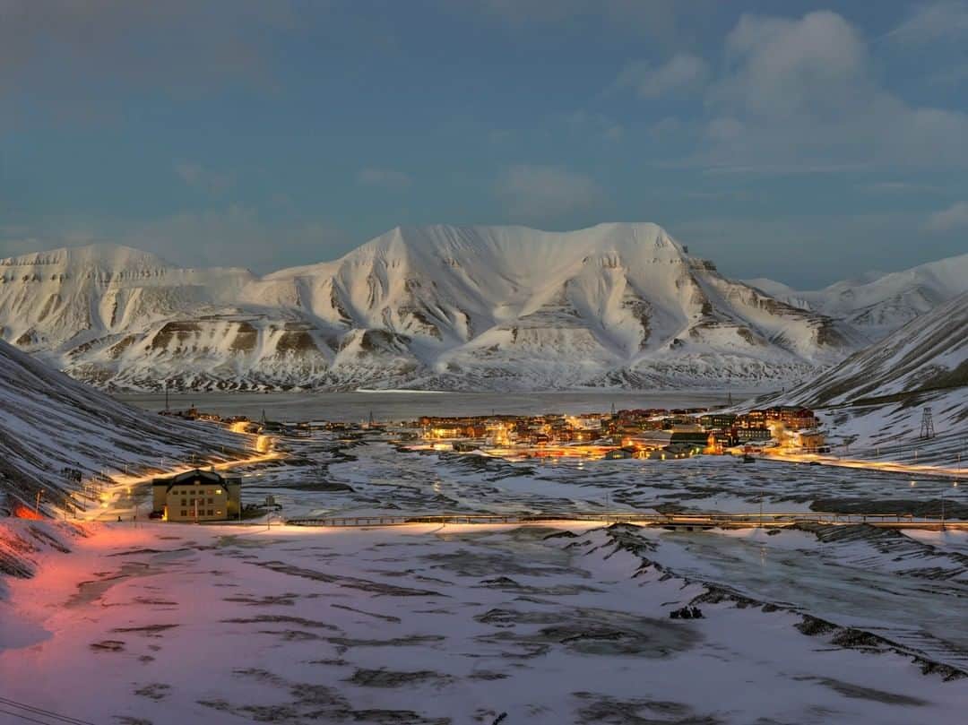 National Geographic Travelさんのインスタグラム写真 - (National Geographic TravelInstagram)「Photo by @paoloverzone | View of the city of Longyearbyen, Svalbard. Longyearbyen, the administrative centre of Svalbard, is a tiny Norwegian metropolis with 2,100 residents from almost 50 different countries. The small Arctic town is inhabited by nature enthusiasts who live in close unity under tough climatic conditions with the High Arctic wilderness right on their doorstep. @thephotosociety  #svalbard #norway #climatechange #arctic #longyearbyen  Follow @paoloverzone for more photos and stories」3月21日 22時02分 - natgeotravel