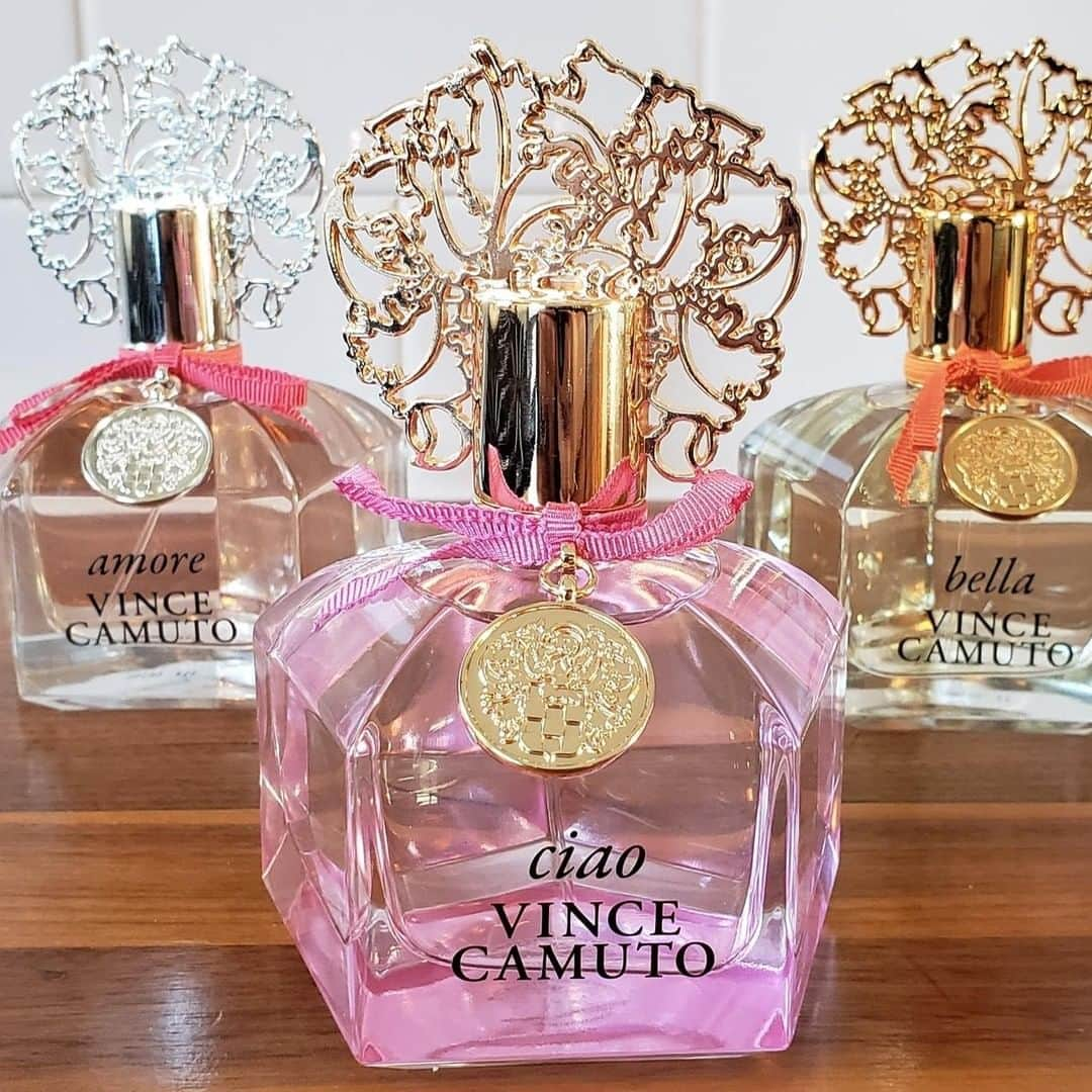 ヴィンスカムートさんのインスタグラム写真 - (ヴィンスカムートInstagram)「Spritz, spritz! What's your favorite spring scent? Ciao. Amore, and Bella are topping our list. #scentsofstyle #vincecamutofragrance #perfume」3月21日 22時05分 - vincecamuto