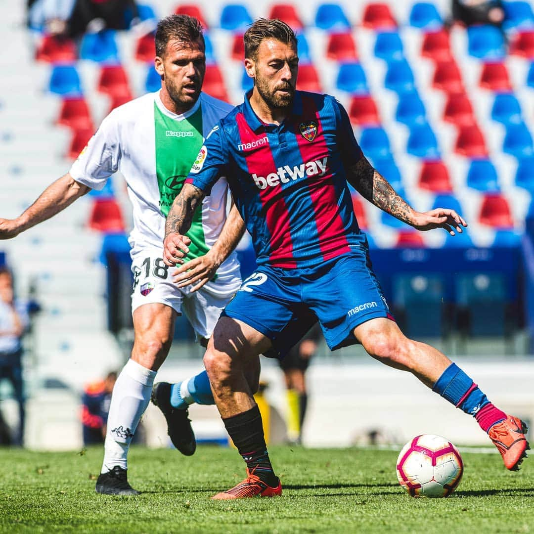 レバンテUDさんのインスタグラム写真 - (レバンテUDInstagram)「Finaliza la sesión de trabajo en el Ciutat de València. Los granotas se imponen con tanto de Pedro López al @extremaduraud en el encuentro amistoso disputado en Orriols (1-0) #CalcetinesDesparejados #DiaMundialdelSindromedeDown #CompromisoGranota @betway_es @officialmacron」3月21日 22時06分 - levanteud