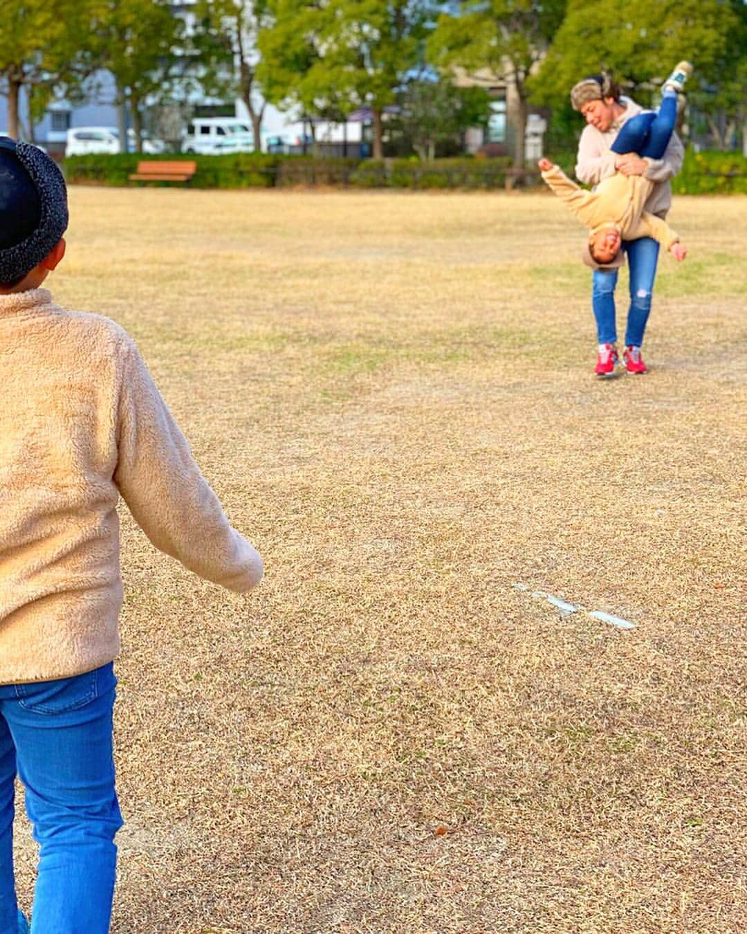 koichan familyさんのインスタグラム写真 - (koichan familyInstagram)「子育てに悩んでいる親御さんへ。 ・ ・ 「私も完璧な親になりたいです」 DMで1番よく言って頂き、子育ての悩みを1番頂きますが、私は表にネガティブな事を出していないだけなんです。 ・ ・ この言葉を聞くといつも思う。 完璧な親とはどういう事だろうって。 ・ ・ ・ 家事ができて、教育ができたら、それは完璧な親になるんだろうか.. ・ ・ だったら私は間違いなく完璧な親ではないです。 ・ ・ 忙しくてイライラしていたら、理不尽に子供たちに当たり怒り散らす事もある。 ヒクヒク肩を揺らせてなんにも悪くない子供たちを泣かせてしまう事も。 ・ ・ 疲れていたら手抜きもするし。 子供に構わず昼寝もする。 気づけば外は真っ暗で焦る事もたくさんあるんです。 ・ ・ ・ また後で。って子供の話に耳を傾けないまま、子供達が寝てしまう事も。 ・ ・ 言ったらキリがないぐらい、傷つけて、悲しませ、我慢をさせています。 ・ ・ 親になり、9年。 私は失敗、反省の方がはるかに多い。 ・ ・ なのに、子供達からは成長の喜び、感動を与えてもらう事の方がはるかに多い。 ・ ・ だから、完璧な親とはどういう事をすればなれるのか、私が教えて頂きたいです。 ・ ・ けど、きっと完璧な親に対して、みんなそれぞれ違う理想概念があると思うから、正解なんてなくて、完璧な親を目指すのはそれぞれ道も違うと思います。 ・ ・ だって子供が違うから。  同じ子供が産まれてくるわけがない。 私たちもみんな同じ子育てをしてもらってきてない。 ・ ・ ・ でも、私が自分で、自分を最高な親やん！って褒めてあげられる時がくるとしたら ・ ・ 自分のプライドより「ありがとう」「ごめんなさい」が素直に伝えられる、大人に息子たちがなってくれた時だと思う☺️ ・ ・ ・ だから、悩んでいる親御さんはそこまで深く考えなくていい。 ・ ・ ・ 子供の成長を素直に喜び愛おしいと思える気持ちさえあれば恐いものはない。 ・ ・ 失敗の繰り返しの中に、ごめんねと反省する時間があり次に繋げられたならそれは強みになる。 ・ ・ 子供達が手抜きをしたご飯に対しても、美味しい！と言ってくれれば、素直にありがとうと言えばいい。 ・ ・ 子供達の前でわざわざ夫婦喧嘩はせず、子供達が寝てから好きなだけすれば良い。 ・ ・ 子育てに自信がなければ、父が母の、母が父の良いところをたくさん伝えカバーすればいい。 ・ ・ シングルなら、それを弱みにする必要はない。自分の選んだ道を信じ子供に助けてもらい、子供の優しさを人一倍育ててあげられると希望にする。 ・ ・ ・ 完璧な親になる事に対して深く考える前に、子供の成長と課題を見つけ考える時間を私は増やしたい。 ・ ・ ・ 完璧な親を目指すという事は ゴールがない。 ・ ・ だったら、完璧な親は目指さない。 自分、子供の事を信じ子供がたくさん選択できる道をつくってあげる事を私は目指したい。 ・ ・ ・ ・ みんなそれぞれ環境も考え方も違うから他人と比べてもキリがない。 ・ ・ ・ 明日も親になれたことに感謝をし、楽しみましょう！きっと素敵な一日になる！ ・ ・ ・ #親#子育て#男の子ママ#リンク#リンクコーデ#親子リンクコーデ」3月21日 22時11分 - koichan5.5