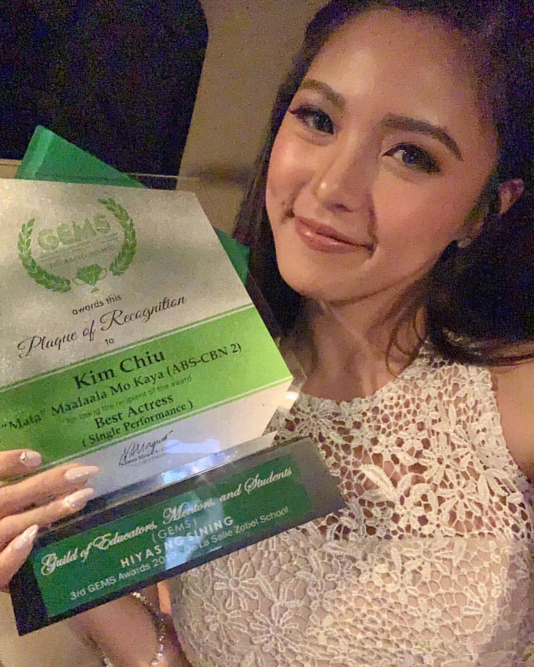 Kim Chiuさんのインスタグラム写真 - (Kim ChiuInstagram)「“to be recognized in a field that you love doing is truly something special, you did something right.” ❤️. .  Maraming Salamat sa lahat ng bumubuo ng GEMS awards!💚 educators, mentors and students thank you❤️ to @mmkofficial @rsbdramaunit @rekdibayani  maam @charosantos maraming salamat po for the opportunity and giving me #mmkexorcism and most of all to direk @topellee for guiding me all through out the episode, as a catholic I was really scared on doing this role but I’m confident with my faith and may bonus pa ako from GEMS award!❤️ my heart is full! #gratitude  maraming maraming salamat po🙏🏻 more power @mmkofficial 👏🏼👏🏼👏🏼」3月21日 22時14分 - chinitaprincess
