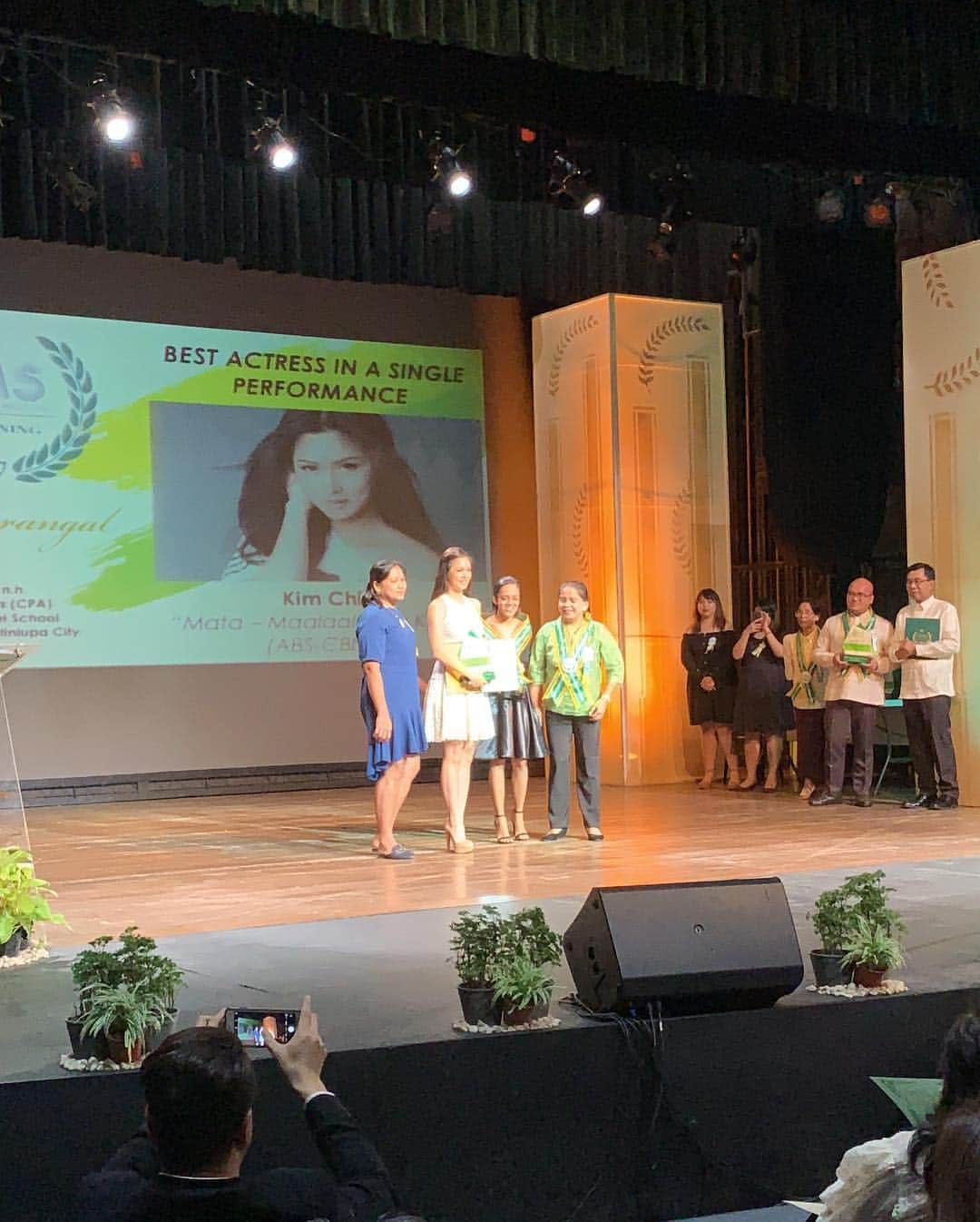 Kim Chiuさんのインスタグラム写真 - (Kim ChiuInstagram)「“to be recognized in a field that you love doing is truly something special, you did something right.” ❤️. .  Maraming Salamat sa lahat ng bumubuo ng GEMS awards!💚 educators, mentors and students thank you❤️ to @mmkofficial @rsbdramaunit @rekdibayani  maam @charosantos maraming salamat po for the opportunity and giving me #mmkexorcism and most of all to direk @topellee for guiding me all through out the episode, as a catholic I was really scared on doing this role but I’m confident with my faith and may bonus pa ako from GEMS award!❤️ my heart is full! #gratitude  maraming maraming salamat po🙏🏻 more power @mmkofficial 👏🏼👏🏼👏🏼」3月21日 22時14分 - chinitaprincess