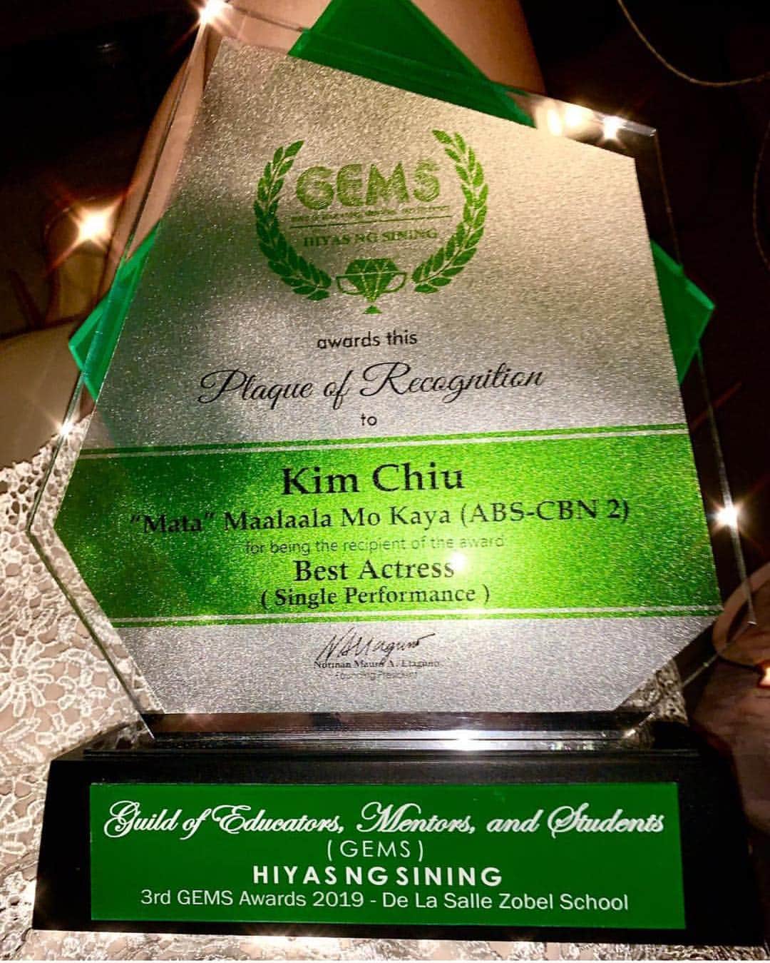 Kim Chiuさんのインスタグラム写真 - (Kim ChiuInstagram)「“to be recognized in a field that you love doing is truly something special, you did something right.” ❤️. .  Maraming Salamat sa lahat ng bumubuo ng GEMS awards!💚 educators, mentors and students thank you❤️ to @mmkofficial @rsbdramaunit @rekdibayani  maam @charosantos maraming salamat po for the opportunity and giving me #mmkexorcism and most of all to direk @topellee for guiding me all through out the episode, as a catholic I was really scared on doing this role but I’m confident with my faith and may bonus pa ako from GEMS award!❤️ my heart is full! #gratitude  maraming maraming salamat po🙏🏻 more power @mmkofficial 👏🏼👏🏼👏🏼」3月21日 22時14分 - chinitaprincess