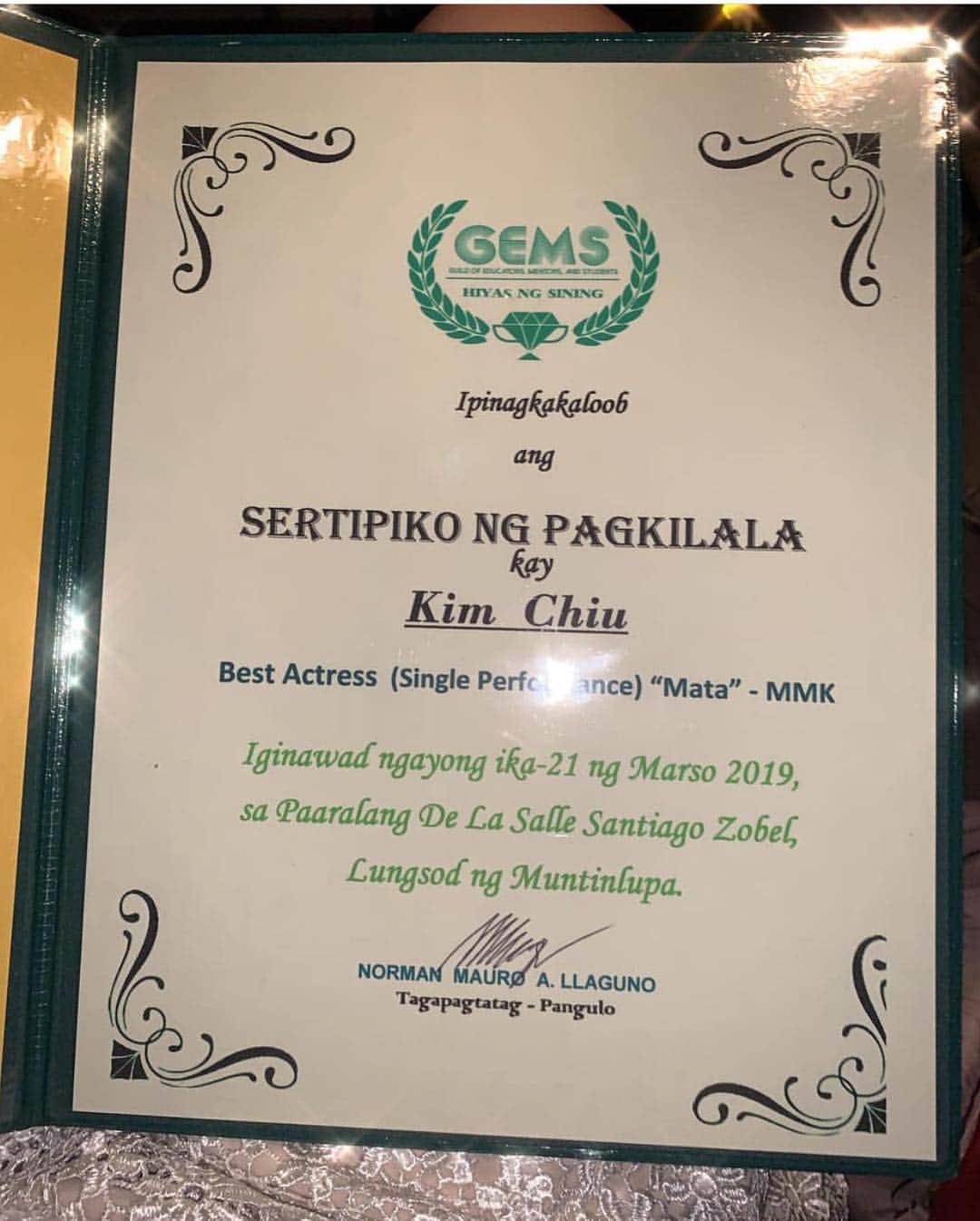 Kim Chiuさんのインスタグラム写真 - (Kim ChiuInstagram)「“to be recognized in a field that you love doing is truly something special, you did something right.” ❤️. .  Maraming Salamat sa lahat ng bumubuo ng GEMS awards!💚 educators, mentors and students thank you❤️ to @mmkofficial @rsbdramaunit @rekdibayani  maam @charosantos maraming salamat po for the opportunity and giving me #mmkexorcism and most of all to direk @topellee for guiding me all through out the episode, as a catholic I was really scared on doing this role but I’m confident with my faith and may bonus pa ako from GEMS award!❤️ my heart is full! #gratitude  maraming maraming salamat po🙏🏻 more power @mmkofficial 👏🏼👏🏼👏🏼」3月21日 22時14分 - chinitaprincess