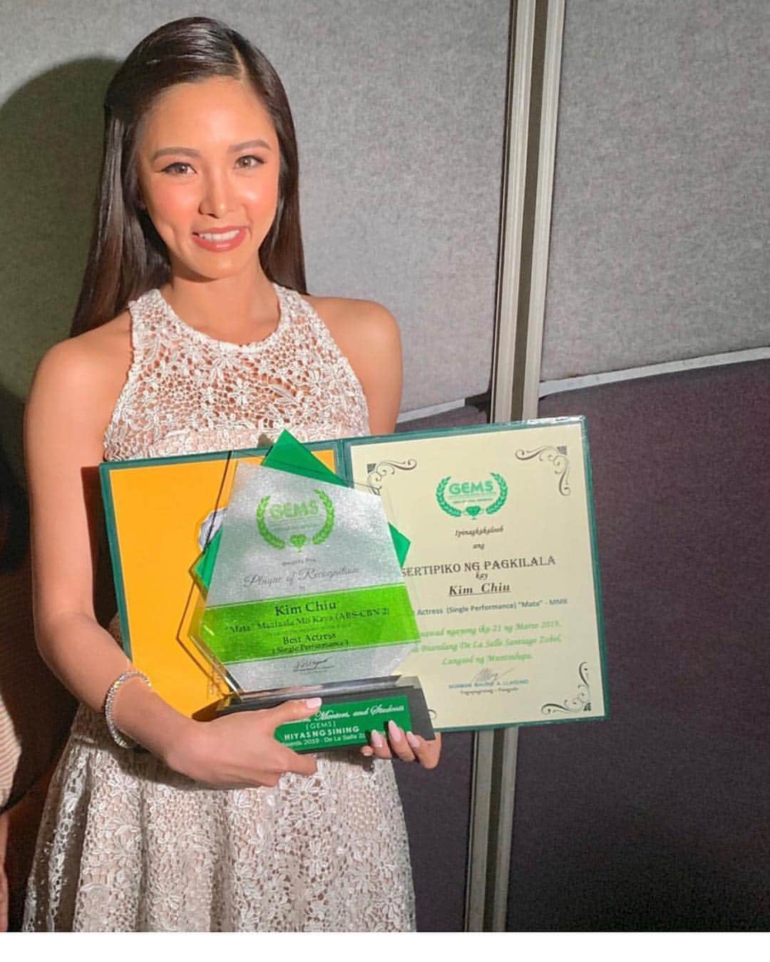 Kim Chiuさんのインスタグラム写真 - (Kim ChiuInstagram)「“to be recognized in a field that you love doing is truly something special, you did something right.” ❤️. .  Maraming Salamat sa lahat ng bumubuo ng GEMS awards!💚 educators, mentors and students thank you❤️ to @mmkofficial @rsbdramaunit @rekdibayani  maam @charosantos maraming salamat po for the opportunity and giving me #mmkexorcism and most of all to direk @topellee for guiding me all through out the episode, as a catholic I was really scared on doing this role but I’m confident with my faith and may bonus pa ako from GEMS award!❤️ my heart is full! #gratitude  maraming maraming salamat po🙏🏻 more power @mmkofficial 👏🏼👏🏼👏🏼」3月21日 22時14分 - chinitaprincess
