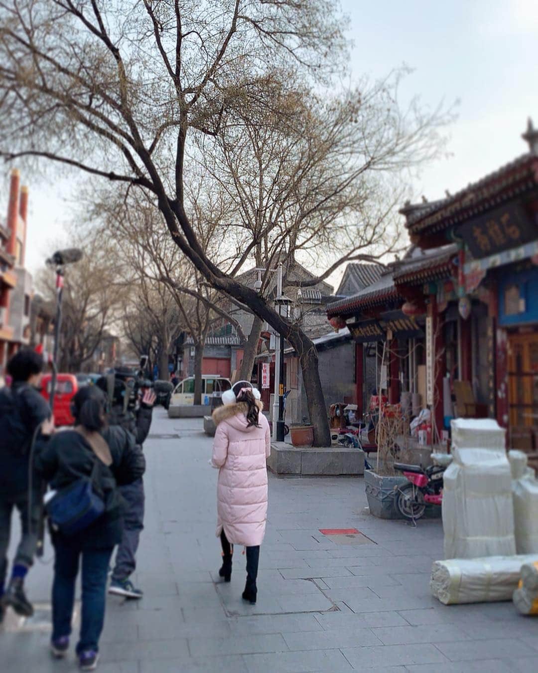 浅野杏奈さんのインスタグラム写真 - (浅野杏奈Instagram)「朝の北京は寒くて背筋が伸びる。﻿ とっても湿度とか気温が好きだった！﻿ ﻿ 浅野と書いて下さったのは一緒に北京に来て下さったスタッフさんの弟さん☺︎﻿ 中国の方で日本語をお話にならないから中国語で話してたけれど、﻿ 私の拙い中国語でもしっかり聞いてくださる優しかった〜！﻿ ﻿ #photography #photooftheday #like #love #ポートレート #fashion #ootd #ig #followme ﻿#photooftheday ﻿﻿ #琉璃厂 #北京 #テレビで中国語﻿ ﻿」3月21日 22時15分 - this.is.anna_box