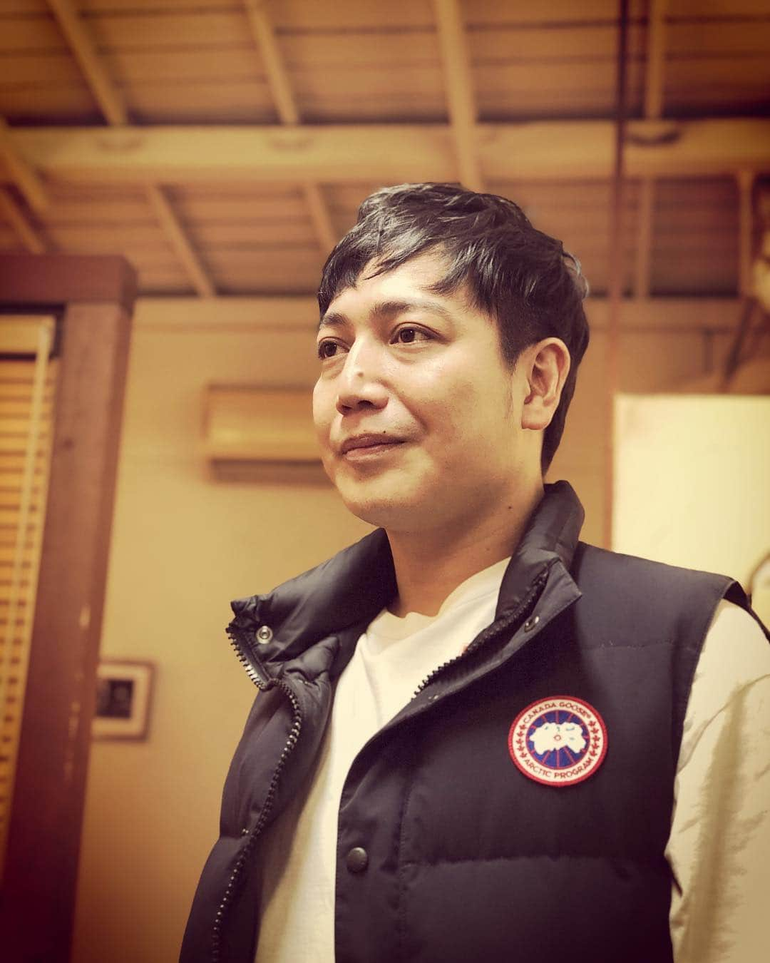 杉本知香さんのインスタグラム写真 - (杉本知香Instagram)「顔交換。 やっぱり宮地くんが居なくなって 原西さんが2人😂🤣🦍🦍 昨日の岡村さんと同じくピッタマスクお裾分けしたら しっくりゴリラ🦍  ペレもスッキリ✂️✨ #中目黒美容室  #FUJIWARA原西#FUJIWARA #原西ゴリラ#前髪原西 #プロゴリラー#モニタリング#シャバーニ#イケメンゴリラ#東山動物園 🦍 #天才ギャガーゴリラ 🦍 #インスタ映え#ゴリラ映え #好評ゴリラ 🦍#スッキリゴリラ 🦍 #ニブンノゴ宮地#ニブンノゴ#宮地民芸 #ペレ草田 #布袋寅泰#ものまね#ピンポーン #顔交換」3月21日 22時24分 - sugimotoc