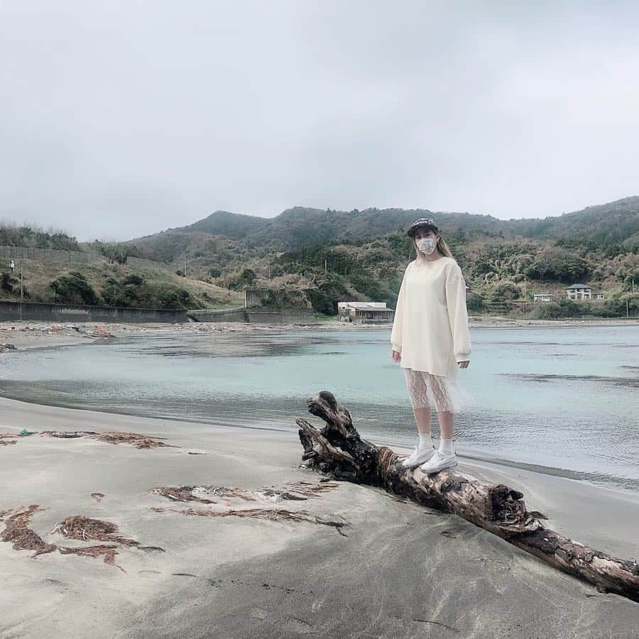 平田梨奈さんのインスタグラム写真 - (平田梨奈Instagram)「The wind was really strong today but #nishinoshima was still beautiful 💕#外浜海水浴場 was a neat place to talk a walk 👏 I would love to visit in the summer and go swimming next time I come and visit 😋  #okinoshima #japan # #okiisland #japaneseculture #besttravelpics #besttrvellocation #japaneseculture #besttravelpics #隠岐の島 #西ノ島 #besttrvellocation #trip #インバウンドトラベラーズ #famtrip #japantravel  今日のファッションは @beep_ss  #hirafashion」3月21日 22時18分 - hirari_official