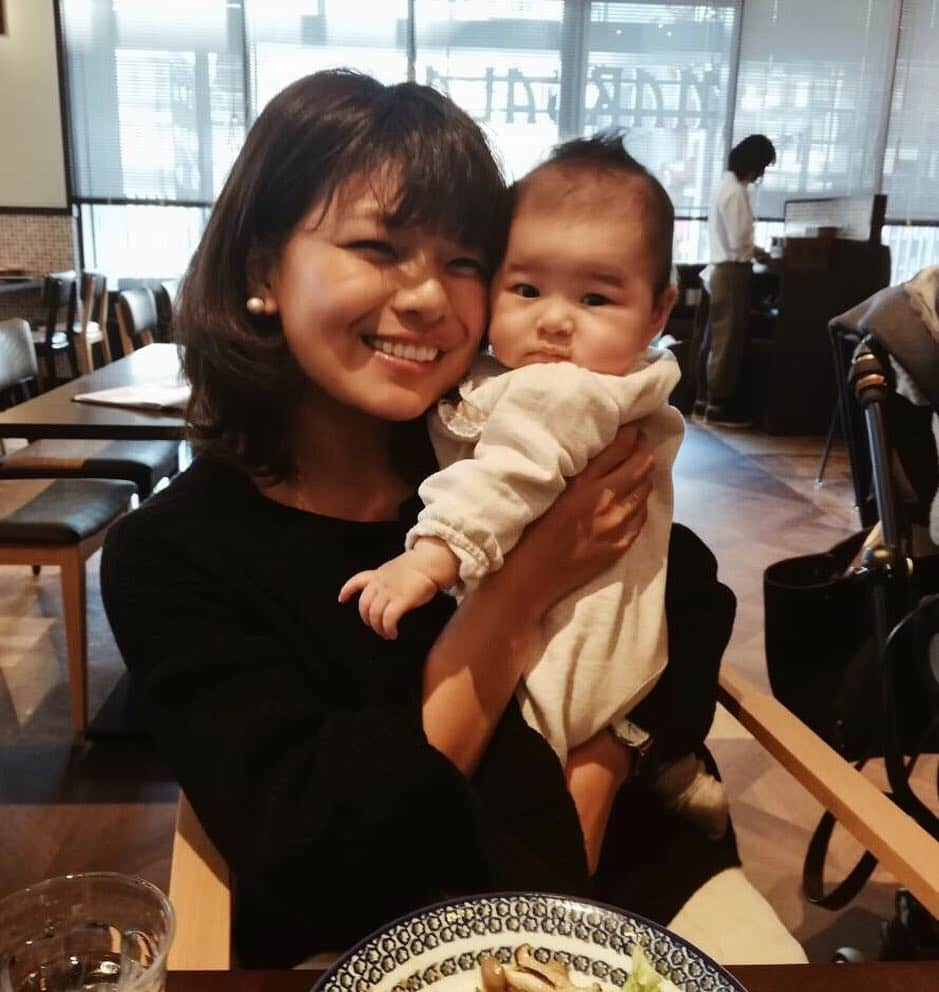 クロさんのインスタグラム写真 - (クロInstagram)「ちょーど3ヶ月前👶🏼💕💕 生後4ヶ月頃。 んもんもんもーう、愛してる☺️💕💕 ちょっとだけ前なのに、随分赤ちゃんな感じがする…😭🙏🏽 体重も8kgになって、ズッシリしてきました♡. . #4m10d #baby #love #女の子赤ちゃん #女の子ママ #あいのり #ママリ#ベビフル #コドモノ #赤ちゃんのいる生活 #mamagirl #親バカ部 #楽天ROOM #smiling #smilingiscontagious #笑顔の連鎖 #ちびクロdiary」3月21日 22時19分 - kuro_risa