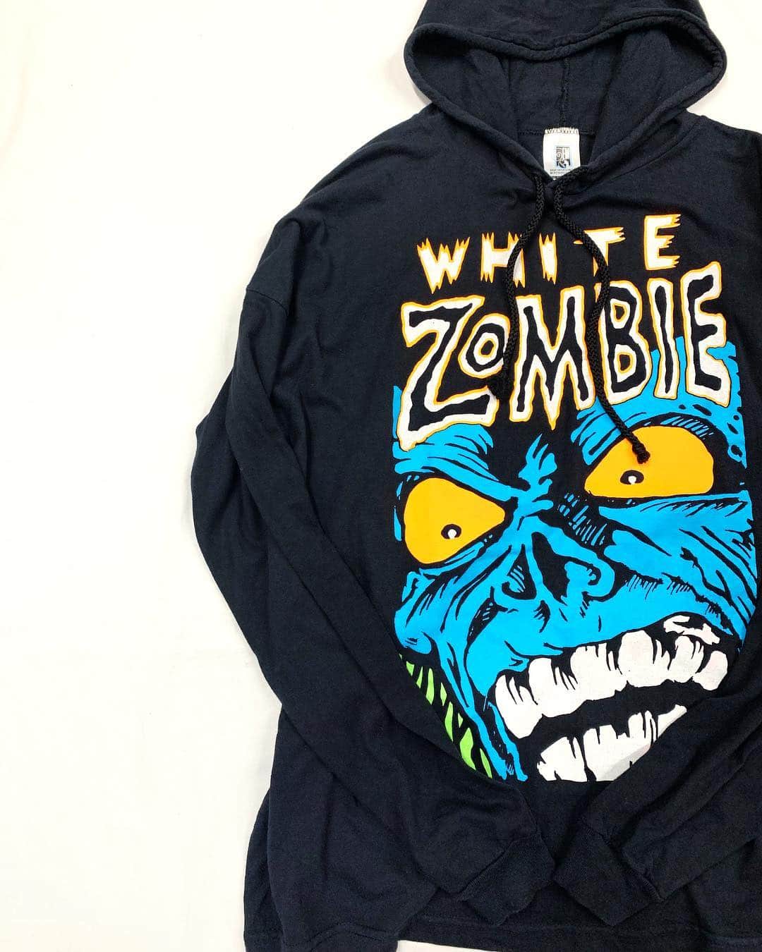 のインスタグラム：「JAMMRU 入荷オープンは3/23です！ 3/23 NEW ARRIVAL!! [#jammru_tee] 90's WHITE ZOMBIE hooded L/S Tee .  商品のお問い合わせは3/25月曜日以降お電話で承ります。 . #お問い合わせはお電話で承ります #jammru #osaka  #fashion  #streetstyle  #streetfashion  #vtg  #vintage  #used  #usedclothing  #古着 #古着屋 #ファッション #70s #80s #90s #vintageshirt#Tshirt#tee#vintagetshirt#rocktshirt#bandtshirt#whitezombie」