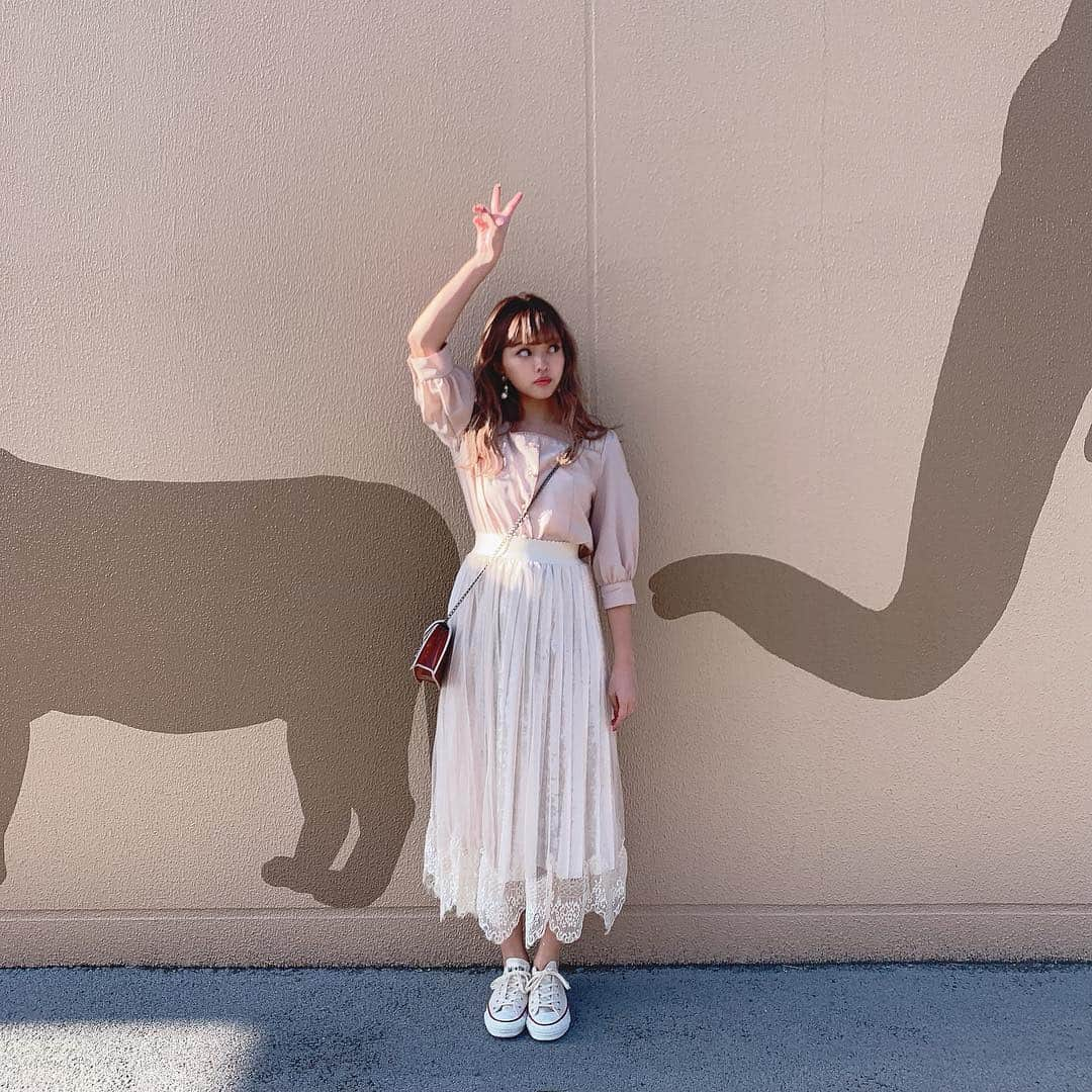 徳本夏恵（なちょす）さんのインスタグラム写真 - (徳本夏恵（なちょす）Instagram)「﻿ ﻿ ﻿ ﻿ Today ‘s coordinate。﻿ ﻿ ﻿ もー春やからぽかぽか7丈でも全然楽ショーやた😶﻿ デートやからピンクベージュ＾＾﻿ ﻿ ﻿ tops @ingnistore  skirt  @bubblestokyo  shoes @converse_jp ﻿bag @spiga_official ﻿ ﻿ #なちよのわたくしふく#coordinate#Japan#love#デート#💓#Spring﻿」3月21日 22時21分 - nachos_kimono