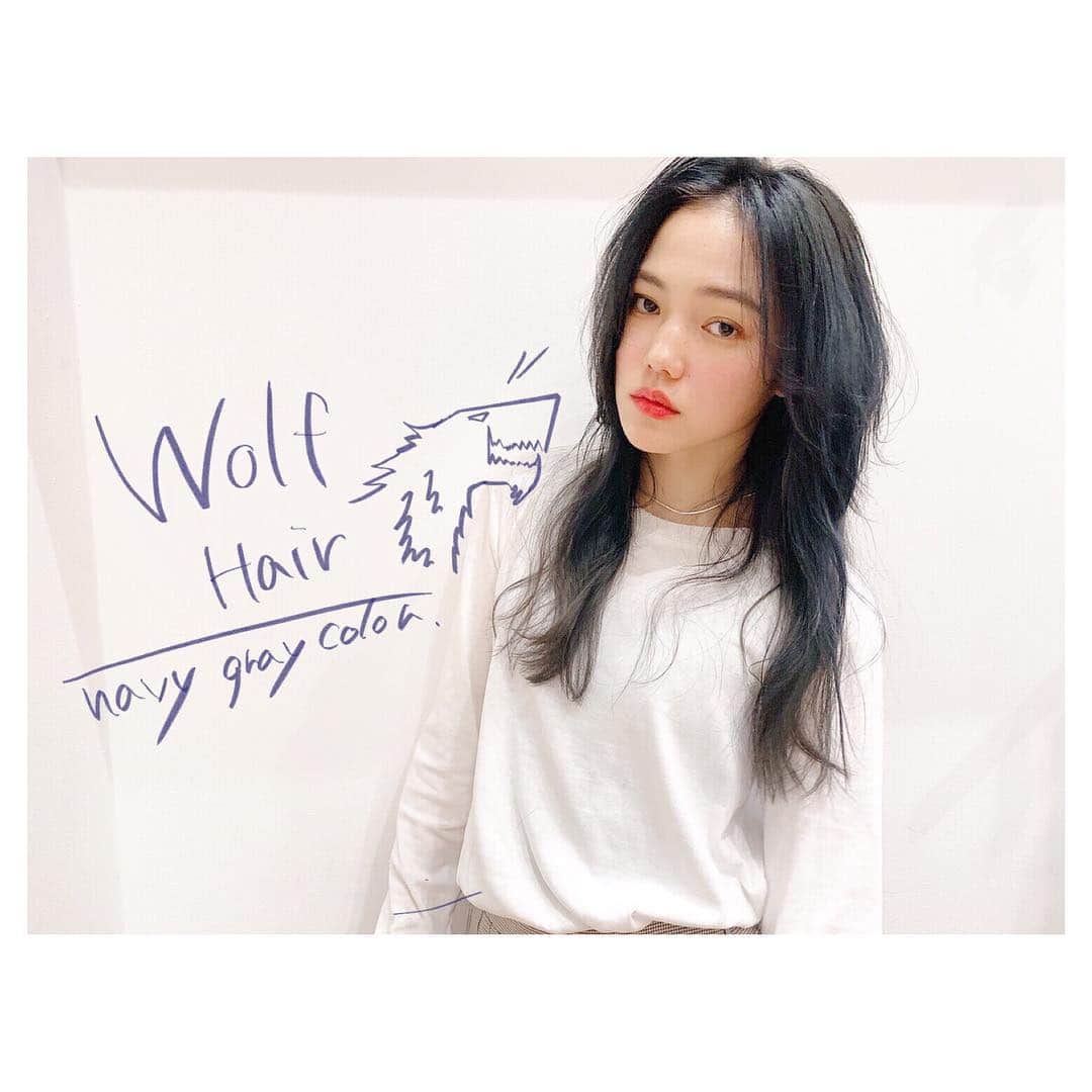 前原穂高のインスタグラム：「とりちゃん(@toriyabe_xoxo )大胆イメチェン！！ なんと！ウルフヘアになりました🐺 カラーは #ネイビーグレー すごい似合ってるねー(^^) 全体の長さも10センチぐらい切ったよーー、👍 ㅤㅤㅤㅤㅤㅤㅤㅤㅤ #ウルフヘア #ウルフカット #ウルフ #ヘア #ヘアスタイル #ヘアメイク #ロングヘア #アレンジ #スタイリング #ほだかっと #ほだからー #ヘアサロン #サロン #美容室 #hair #hairstyle #haircolor @vvvvvvioletttttt  @vvvvvviolet_nagoya  #美容室violet」
