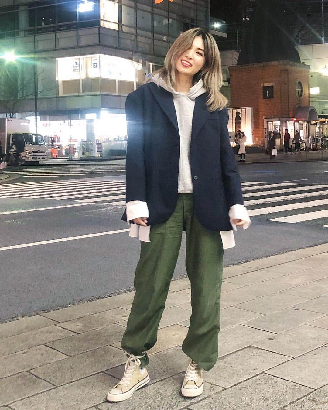 のインスタグラム：「ぶかぶかのバランスを良く見せるために軍パンのスソをコンバースのヒモで一緒に結ぶのが最近お気に入り🥰 ちょっとした工夫って大事!!! #ootd #outfit #fashion #mensfashion #jacket #foodie #fatiguepants #converse #usconverse #vintage #spring #thefrankieshop #ericore」