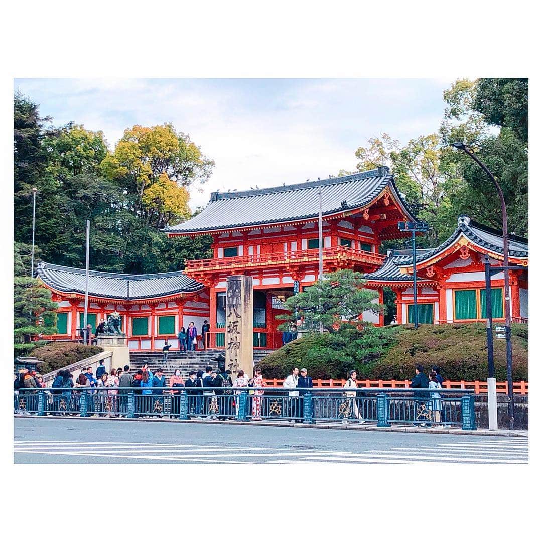 色紙千尋さんのインスタグラム写真 - (色紙千尋Instagram)「仕事で地方にいくとここぞとばかりに観光して帰ろうとしちゃうけど、祝日の京都はものすごい人だし今日は夜勤もあるのでサラッと😂歴史的建造物をみると、さらに今から何百年後はどんな姿で建っているのかなとか考えちゃう笑 この先の未来もずっとこの素敵な日本の建物文化残ってほしいな〜🙄 #京都 #京都観光 #二年坂 #二寧坂 #アラビカコーヒー #八坂神社 #イノダコーヒー」3月21日 22時23分 - shikishi_chihiro