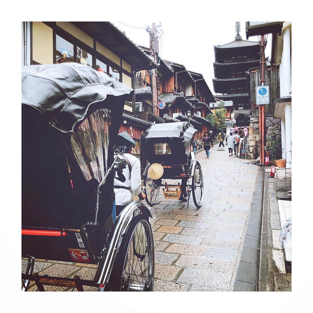 色紙千尋さんのインスタグラム写真 - (色紙千尋Instagram)「仕事で地方にいくとここぞとばかりに観光して帰ろうとしちゃうけど、祝日の京都はものすごい人だし今日は夜勤もあるのでサラッと😂歴史的建造物をみると、さらに今から何百年後はどんな姿で建っているのかなとか考えちゃう笑 この先の未来もずっとこの素敵な日本の建物文化残ってほしいな〜🙄 #京都 #京都観光 #二年坂 #二寧坂 #アラビカコーヒー #八坂神社 #イノダコーヒー」3月21日 22時23分 - shikishi_chihiro