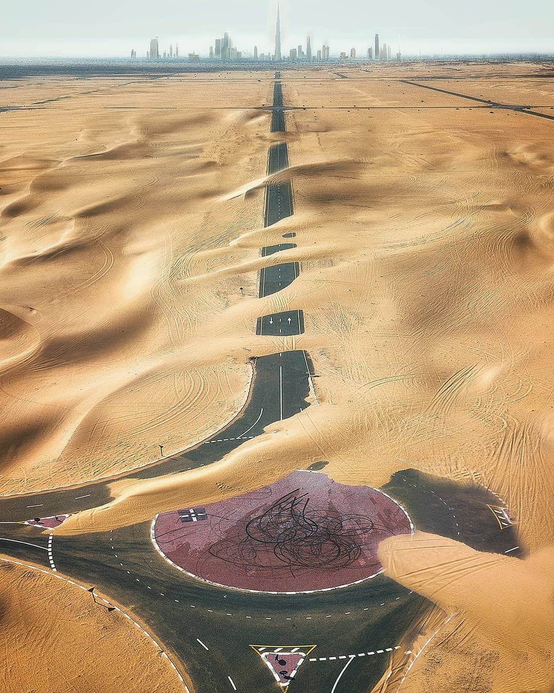 Berlin Tokyoさんのインスタグラム写真 - (Berlin TokyoInstagram)「🏜️ TBT. I went #Dubai with my friend @spleenstyle last year. It was my first time in the Middle East. I was amazed by the desert and futuristic skyscrapers. I also met some cool photographers like a @flora_metayer  @kayvanhuisseling @kylevollaers and @sebastien.nagy .. during my trip.  It was really nice time.」3月21日 22時24分 - tokio_kid