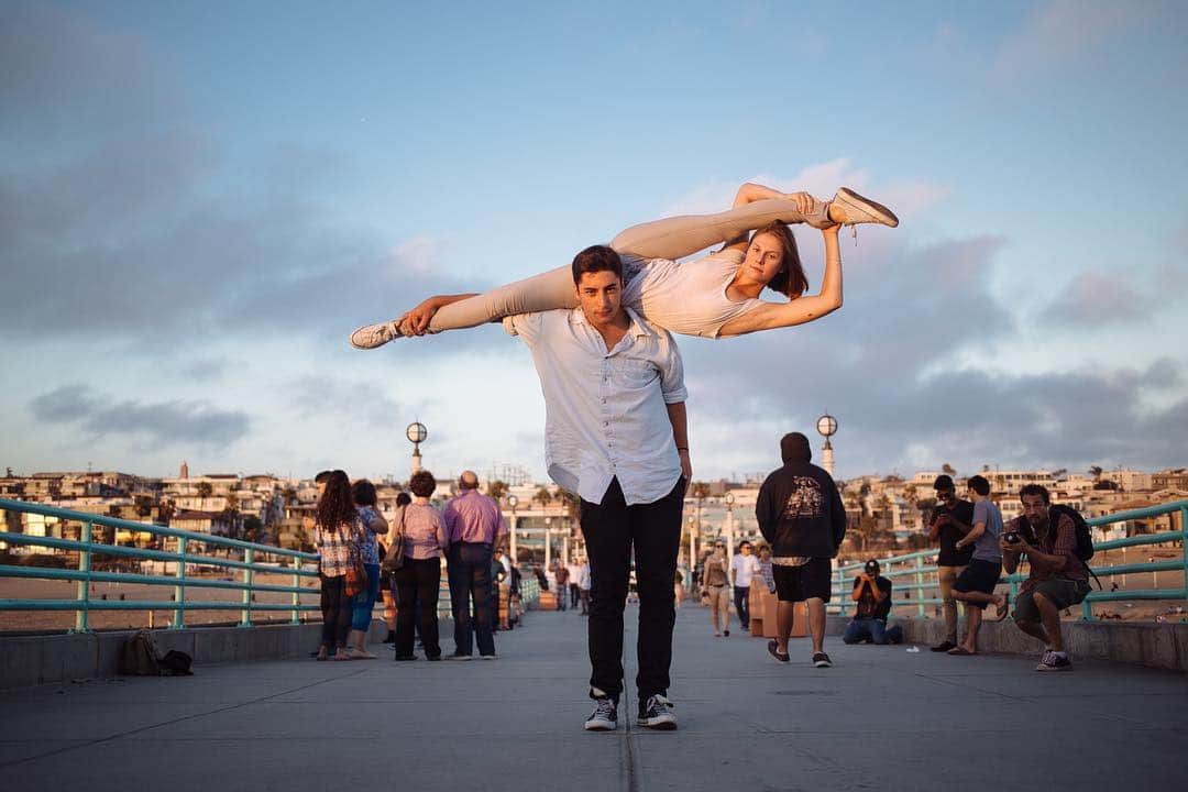 のインスタグラム：「In honor of the 50 #camerasanddancers @jacobjonasthecompany has hosted, I wanted to share this photo from the very first time I met him and @jillwil42.  I could tell within minutes there was something inspiring about this pair. After a quick introduction they wasted no time, with Jill hoisted over his shoulder and me firing off shots in the middle of the crowd, Jacob asked, “Is this working? We can do something else!” And that’s what I love about them - always aiming for the best, always excited about collaborating, and always with smiles on their faces and the best attitudes.  I can confidently say that my work with these dancers has pulled me out of numerous creative-funks in the past couple years. I’m so thankful for their friendship, and their openness with letting me be apart of their dance family. Check out the hashtag today, as everyone shares some of their favorite images from these 50 meets.」