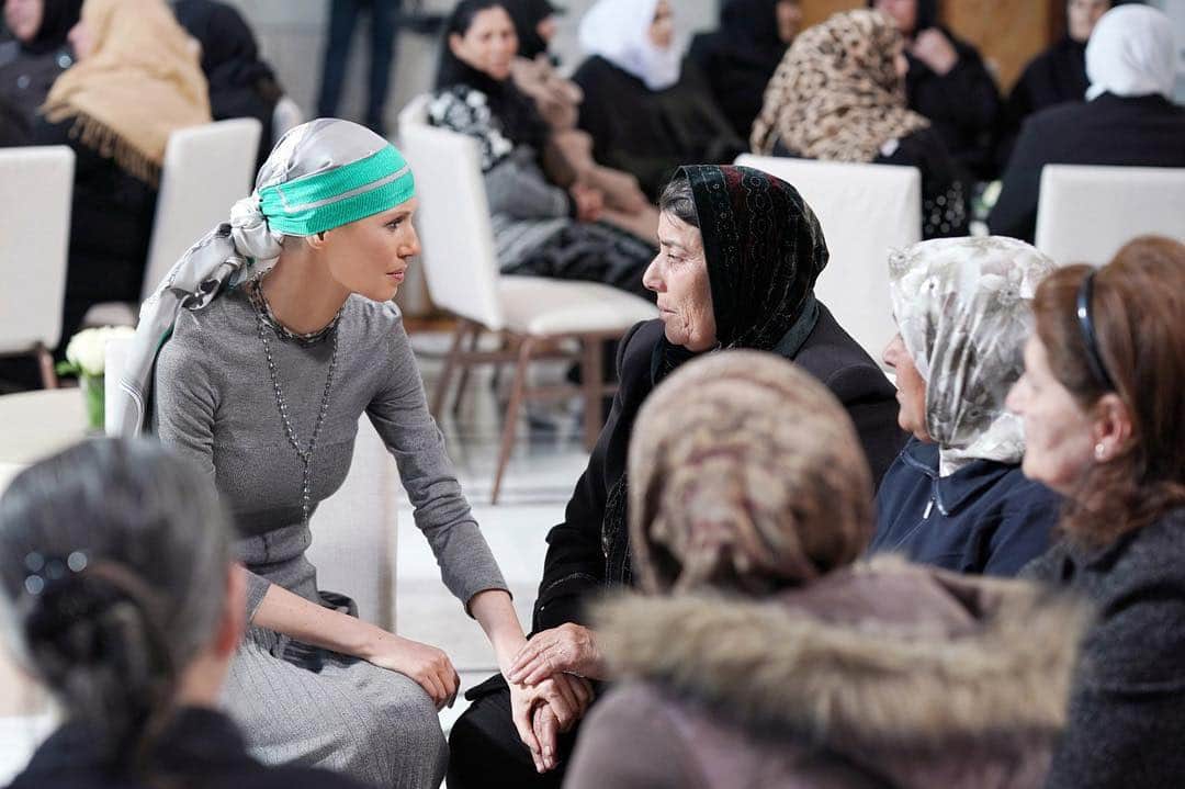 のインスタグラム：「"..الفخر والمجد والغار إلكن ولأولادكن ولكل من ضحى لأجل سورية.. بهالعيد وبكل عيد أنتو المثال.. أنتو وأمهات الشهداء والجرحى.. أنتو اللي علمتونا كلنا أن الصمود والقوة وحتى الفرح رغم الألم هو قرار مناخدو لنبقى ثابتين واقفين.. بهالعيد ما رح قلكن كل سنة وأنتو سالمين.. بهالعيد رح قلكن: أولادكن أولادنا.. ألمكن ألمنا.. وما رح نوقف حتى نسكر هاد الجرح إما بالعودة أو بالفخر .." السيدة أسماء الأسد لأمهات مخطوفين لم يعد أبناؤهم من الخطف بعد – عيد الأم 2019  #SyrianPresidency #Syria #Assad #Asma #SyrianArmy #Brave #Honor #MothersDay #Syrian_abductees #Mothers_of_abductees #Missing_persons」