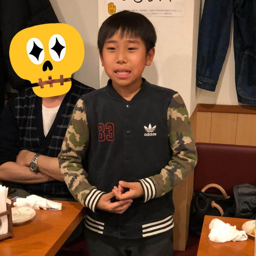 みきママさんのインスタグラム写真 - (みきママInstagram)「サッカーチームの飲み会です🎵. 今日はとことん飲んで食べるぞ〜👍👍👍. 写真はギャグです〜😆ちゃんとジョッキに注いで飲みました😆😆😆. れんちび「次は6年生なので、サッカーと勉強、両方頑張ります🤣」決意表明していましたー🤩🤩🤩」3月21日 22時34分 - mikimama_official