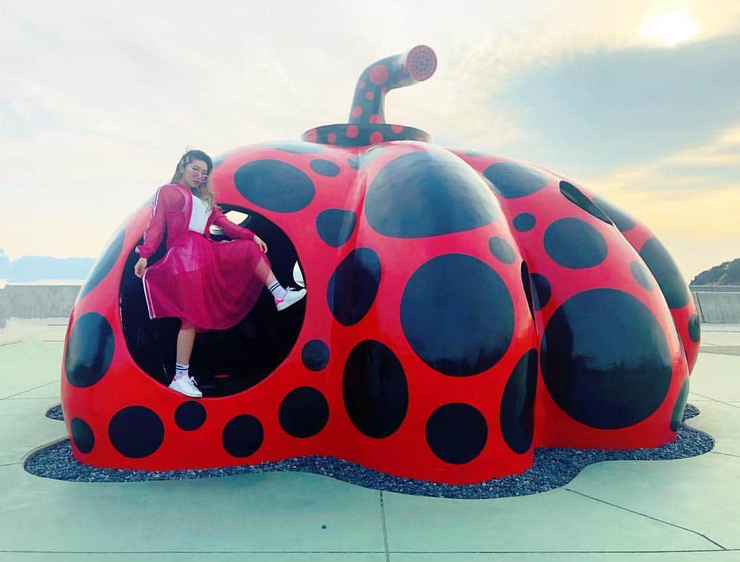 miniさんのインスタグラム写真 - (miniInstagram)「red pumpkin❤️🍪🎃 Art by Yayoi Kusama 📍Naoshima  ずーっと行きたかったアートの島🌚直島🎪 草間彌生の1994年に発表されたこの作品❤️🍪🎃 『赤かぼちゃ』 彼女は『太陽の「赤い光」を宇宙の果てまで探してきて、それは、直島の海の中で赤カボチャに変身してしまった』と言い表している🌚❤️ そんな彼女のアイデンティティのつまった、愛と、太陽の光と、海の力と、色んな宇宙的なPowerからなる存在感を放ったパワーに溢れた作品🤩 中にも入れるようになっていて、昼は太陽の光で、夜は月明かりで、中にもドットが浮かび上がる🍪❤️🎪 こんな素敵すぎる草間彌生ワールドから始まる直島🌚🍪🎃 #Naoshima #naoshimaisland #yayoikusama #kusamayayoi #art #pumpkin #redpumpkin #artisland #kagawa #kagawaken #直島 #赤かぼちゃ #草間彌生 #香川 #香川県 #みに四国散歩」3月21日 22時34分 - mini.stagram