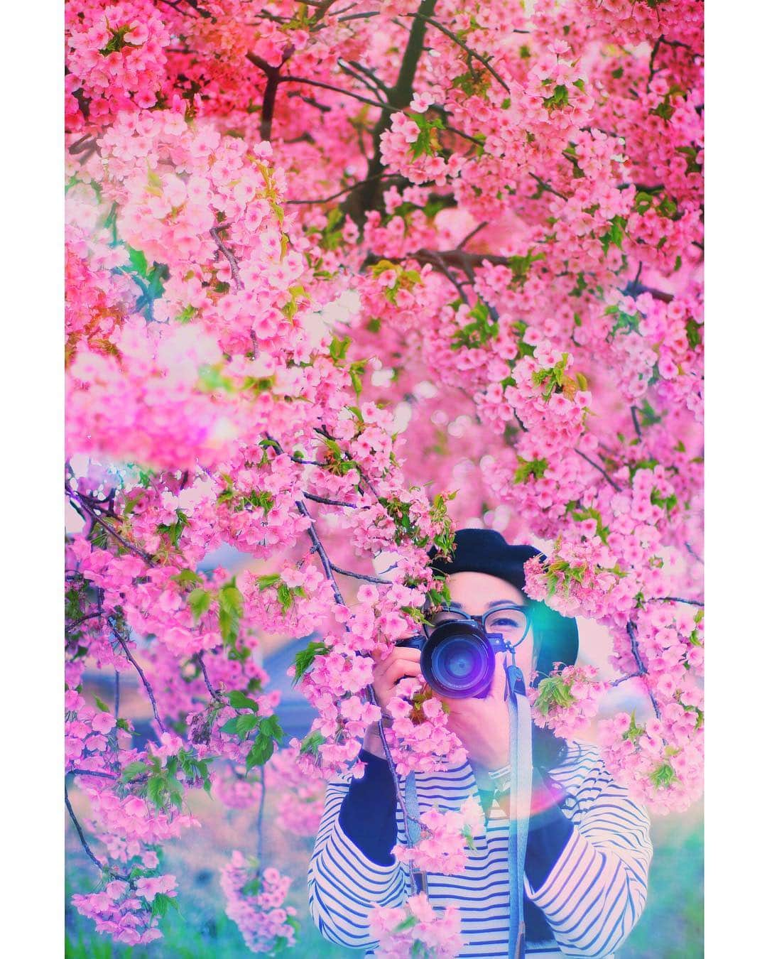 メグのん♡ A k i k oのインスタグラム：「♡Take spring！ . . 今日の 暑いくらいの陽気に 桜の蕾も 一気に開いたことでしょう🌸 . . #セルフポートレート ♡」