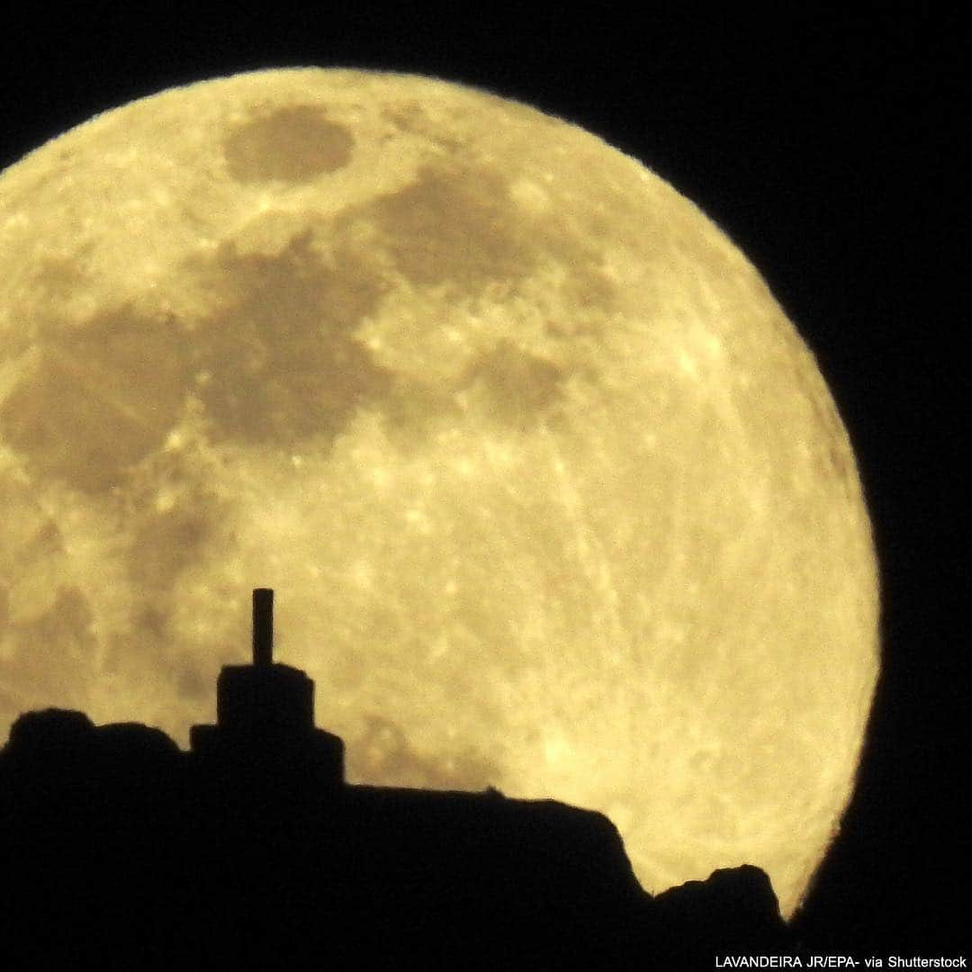 ABC Newsさんのインスタグラム写真 - (ABC NewsInstagram)「On the spring equinox, people around the world were able to witness the third full supermoon of 2019 - known as the worm supermoon. It is the first to coincide with the spring equinox in two decades. (Photo locations in order: Mount Pico Sacro, Santiago De Compostela, Spain; Rome, Italy; New York, New York) #moon #supermoon #wormmoon #spain #italy #usa #spring #springequinox #seasons #seasonchange」3月21日 22時36分 - abcnews