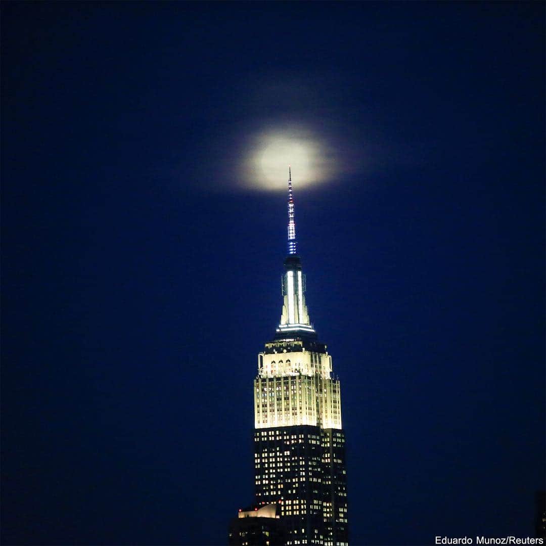ABC Newsさんのインスタグラム写真 - (ABC NewsInstagram)「On the spring equinox, people around the world were able to witness the third full supermoon of 2019 - known as the worm supermoon. It is the first to coincide with the spring equinox in two decades. (Photo locations in order: Mount Pico Sacro, Santiago De Compostela, Spain; Rome, Italy; New York, New York) #moon #supermoon #wormmoon #spain #italy #usa #spring #springequinox #seasons #seasonchange」3月21日 22時36分 - abcnews