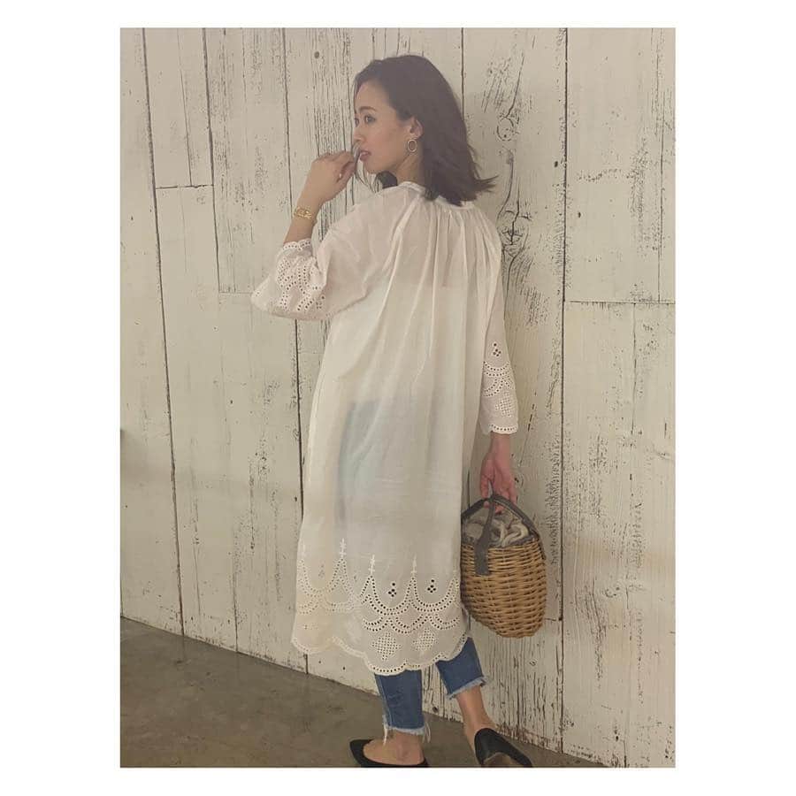のインスタグラム：「ごきげんな陽気で、やっと春服🌸  白のコットンワンピースは @lepsim_official  #春ですね #私服 #ワンピース  #ママ #ママモデル #ootd #fashion #onepiece #lepsim  #mama #model #shootingday」