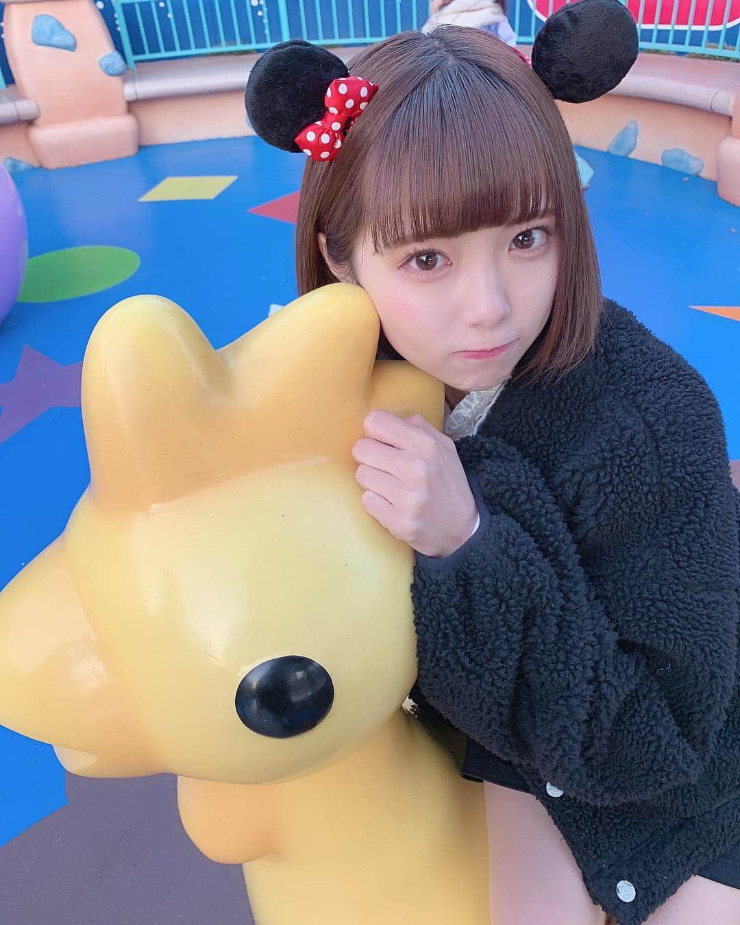 のインスタグラム：「公園とか好き〜🙋🏻‍♀️ トランポリンにいっしょに行ってくれるお友達募集してる、だれか、 . #アキシブproject#アキシブ#akishibu#akishibuproject#idol#アイドル#japan#tokyo#tokyodisneyland#disneylandtokyo #東京ディズニーランド#ディズニーランド#ディズニー#トゥーンタウン#トゥーンパーク#toontown#tokyodisneyresort#東京ディズニーリゾート#ミニーコーデ#ディズニーコーデ #ディズニーバウンド#もこもこコーデ#もこもこアウター#ミニーカチューシャ#jouetie#ボブ#透明感カラー」