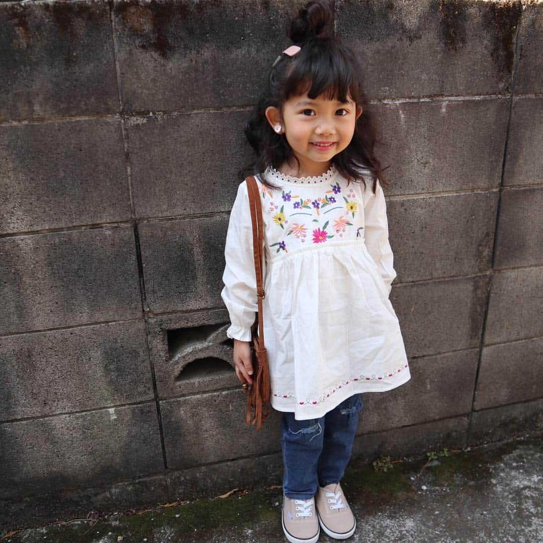 韓国子供服♡smilekids(すまいるきっず) さんのインスタグラム写真 - (韓国子供服♡smilekids(すまいるきっず) Instagram)「* * ☻ご覧頂き有難うございます☻ . . . 💛2019年春夏新作🍂💛 . . ︎︎︎︎☑︎クラッシュデザインの デニムパンツ販売中です☺︎ ユニセックスで着用可能♥ シンプルなデザインで 何にでも合わせやすいです♪ . . .  7.500円以上お買い上げ頂いた方は 送料無料となります。 尚、購入後は、同梱などは 受付ておりませんのでご了承下さい。 . . . ♡着画model ゆずchan ☺︎smilekids 専属model☺︎ @_tomomi18  身長 96cm 体重14kg size 110 . . . 🆕新作、続々入荷中♪ webで販売しています♡ . . . . ————————————————— . . web shop http://smilekids888.com/で販売しています← —————————————————— ★ゆうちょ振込での購入も可能です★ web shopより、在庫を確認後  商品名、サイズ、カラーをDMにて 連絡頂けると幸いです☺︎ 確認後のお返事になりますので お時間を頂く場合があります。 在庫が少ない場合や再入荷の人気商品は 取り置きが難しい事があります。 ご了承ください🥺 . . —————————————————— ご購入してくださった方へ✉️ @smilekids888 をタグ付けして投稿して頂いた方を ストーリーにて紹介させて頂きます😍  さらに‥抽選で‥ 毎月、５名様にお買い物で使えるクーポンを プレゼント🎁致します☺️ . 1等‥1.000円OFFクーポン(2名様) 2等‥500円OFFクーポン(3名様) . 沢山のタグ付けをお待ちしています😍  ____________________________________ . . . . . . . ☻webshopには.Instagramプロフより リンクでとべます✈︎✈︎✈︎ http://smilekids888.com/ . #熊本ママ #山鹿 #webshop #韓国子供服 #格安#お洒落を発信 #熊本 #キッズコーデ #キッズ#キッズファッション  #ig_kids #kids_japan #親バカ部  #kjp_ootd #今日の服 #kidsfashion #プチプラコーデ  #プチプラファッション #mamagirl #リンクコーデ#ママリ#フォーマル #卒園式ファッション」3月21日 22時46分 - smilekids888