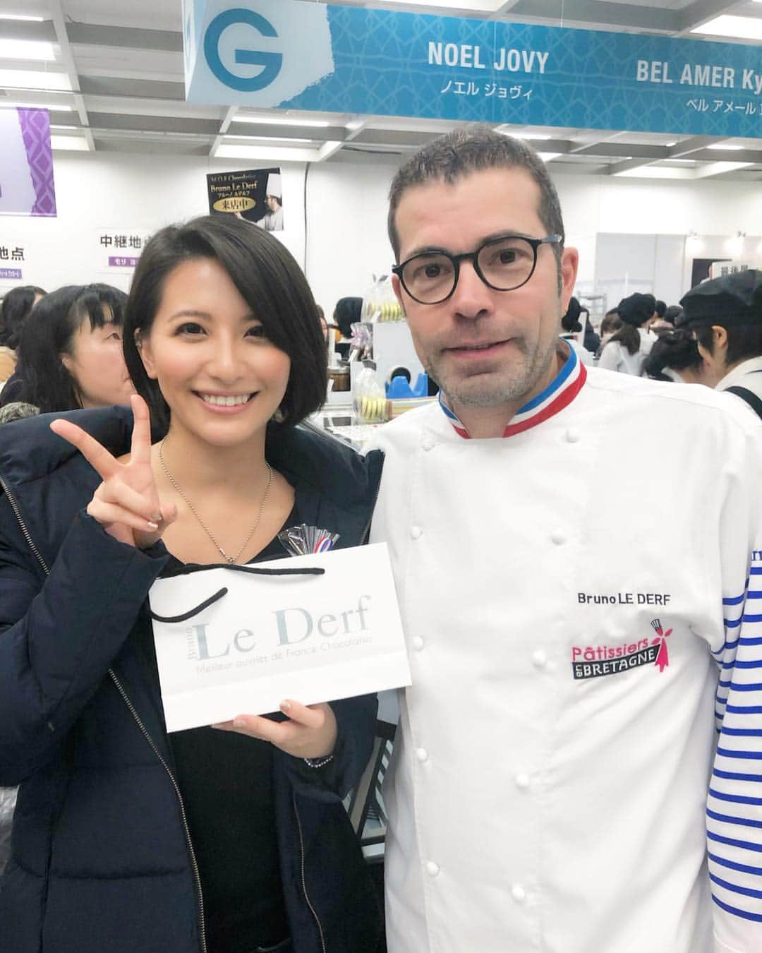 矢部あやのインスタグラム：「今更投稿🙆‍♀️ 今年もサロンデュショコラに行ってきた！ 昨年以上に混んでいて、初日の朝イチから行ったのにディズニー並みに並んだよ…。 またブルーノ・ル・デルフ氏とお写真撮れて大満足。 ・ #salonduchocolat #salonduchocolat2019 #salonduchocolat2019tokyo #brunolederf #chocolate #chcolatelover  #サロンデュショコラ #サロンデュショコラ2019 #サロンデュショコラ2019東京 #ブルーノルデルフ」
