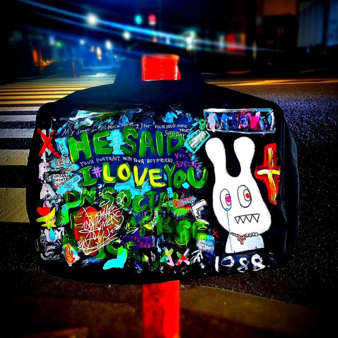 柳井大地さんのインスタグラム写真 - (柳井大地Instagram)「HE SAID I LOVE YOU  ON SOCIAL NETWORK SERVICE.  I'm drawing BOSTON BAG👜 〝❤️🌙⭐️💧♐︎ 〟  #art #paint #graffiti  #skate #surf #design  #love #ootd #fashion  #painting #drawing #l4l  #streetart #wallart #graffitiart  #絵 #絵本 #落書き #bag  #イラスト #プリント倶楽部  #アート #ボストンバッグ #映え  #stussy #いいね返し  #좋아요반사 #アーカイブ  #ペイントシューズ #ペイントバッグ」3月21日 23時00分 - daichi_yanai