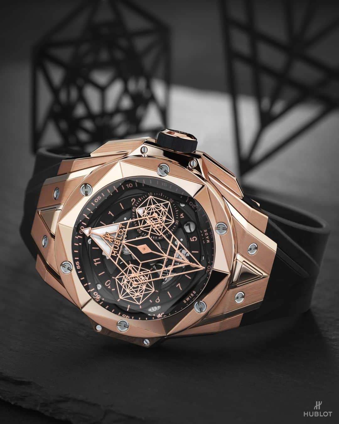 のインスタグラム：「The art of tattooing reinterpreted on the iconic Big Bang. Discover the new #BigBangSangBleu II designed in collaboration with world famous tattoo artist @mxmttt from @sangbleu. #HublotBaselworld #Baselworld #Baselworld2019 #SangBleu #MaximeBuchi」
