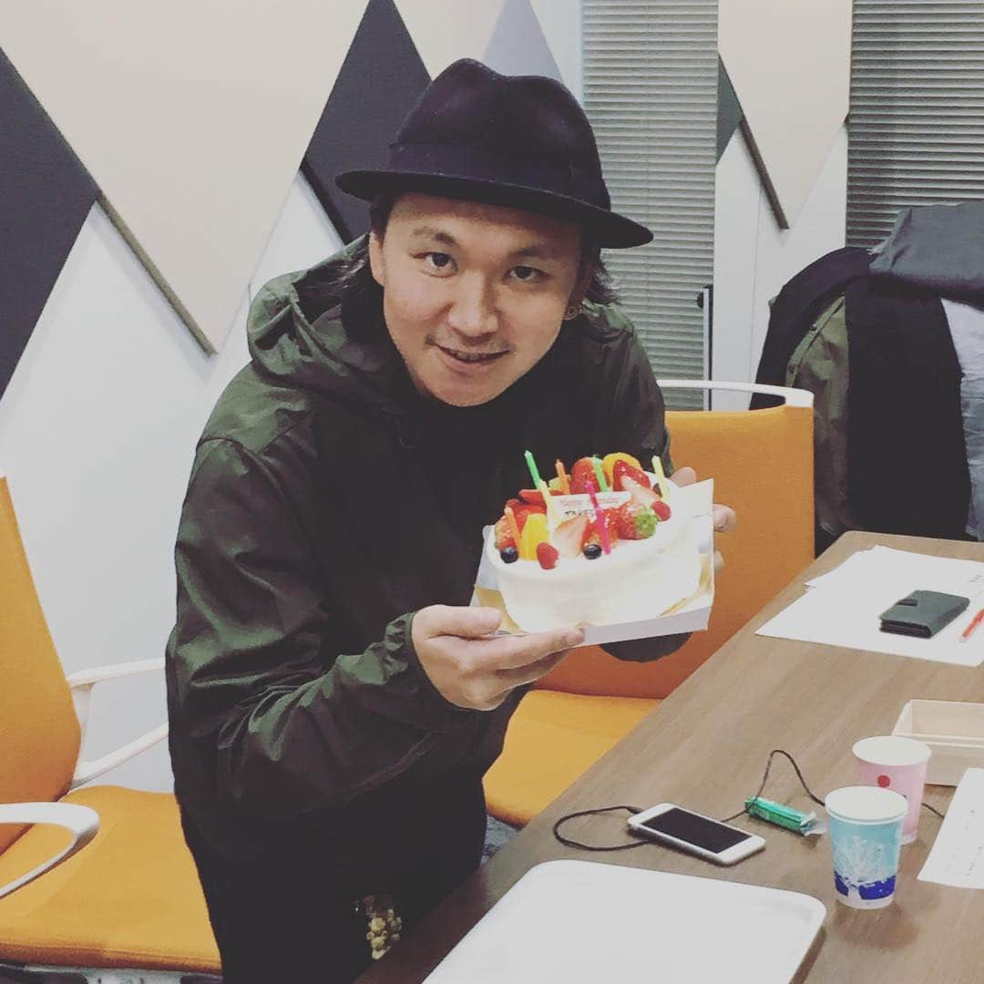 たちばな哲也さんのインスタグラム写真 - (たちばな哲也Instagram)「そう言えば今日"たけし"とも打ち合わせをしてたのだが。 あんなに若かった"たけし"も明日で39歳！ ささやかなながらケーキで祝福(^^) 笑顔に何かしらの企みを感じるが（笑） 1時間早いが、 たけし、おめでとう㊗️ #木内健  #sggjp」3月21日 22時52分 - itecchi