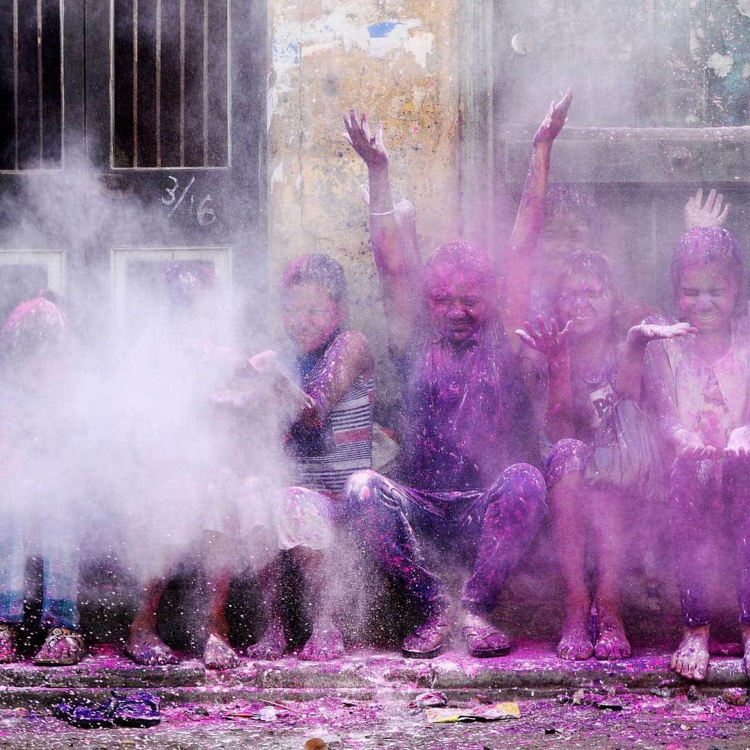 NBC Newsさんのインスタグラム写真 - (NBC NewsInstagram)「#Children throw colored powder in the air during #Holi #festival celebrations in #Chennai, #India. . 📷 Arun Sankar / @afpphoto」3月21日 22時52分 - nbcnews
