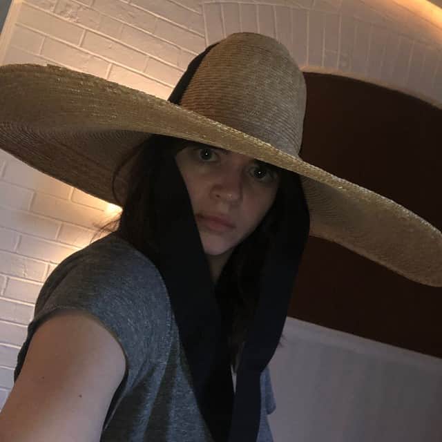 ケイシー・ウィルソンさんのインスタグラム写真 - (ケイシー・ウィルソンInstagram)「This is not a funny post but a genuine question- is this vacation hat too big ?」3月21日 22時56分 - caseyrosewilson
