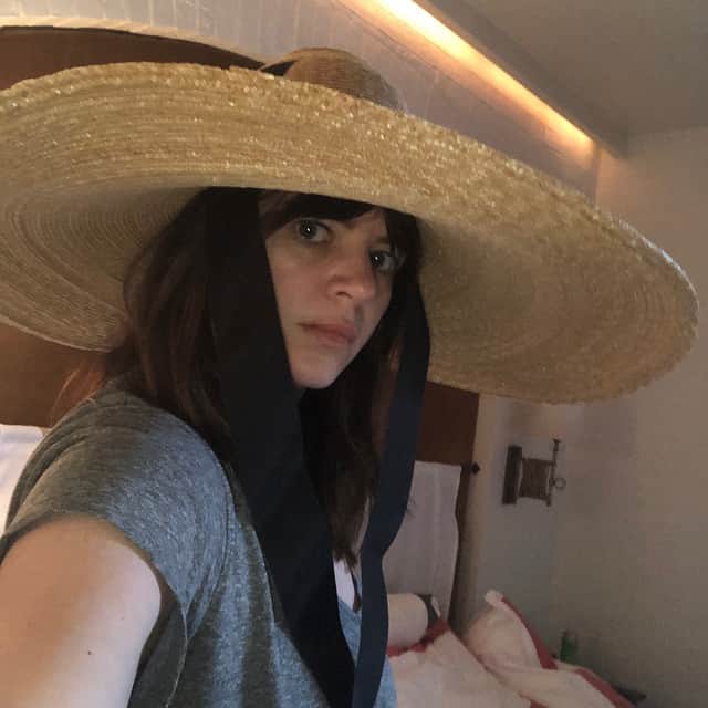 ケイシー・ウィルソンさんのインスタグラム写真 - (ケイシー・ウィルソンInstagram)「This is not a funny post but a genuine question- is this vacation hat too big ?」3月21日 22時56分 - caseyrosewilson