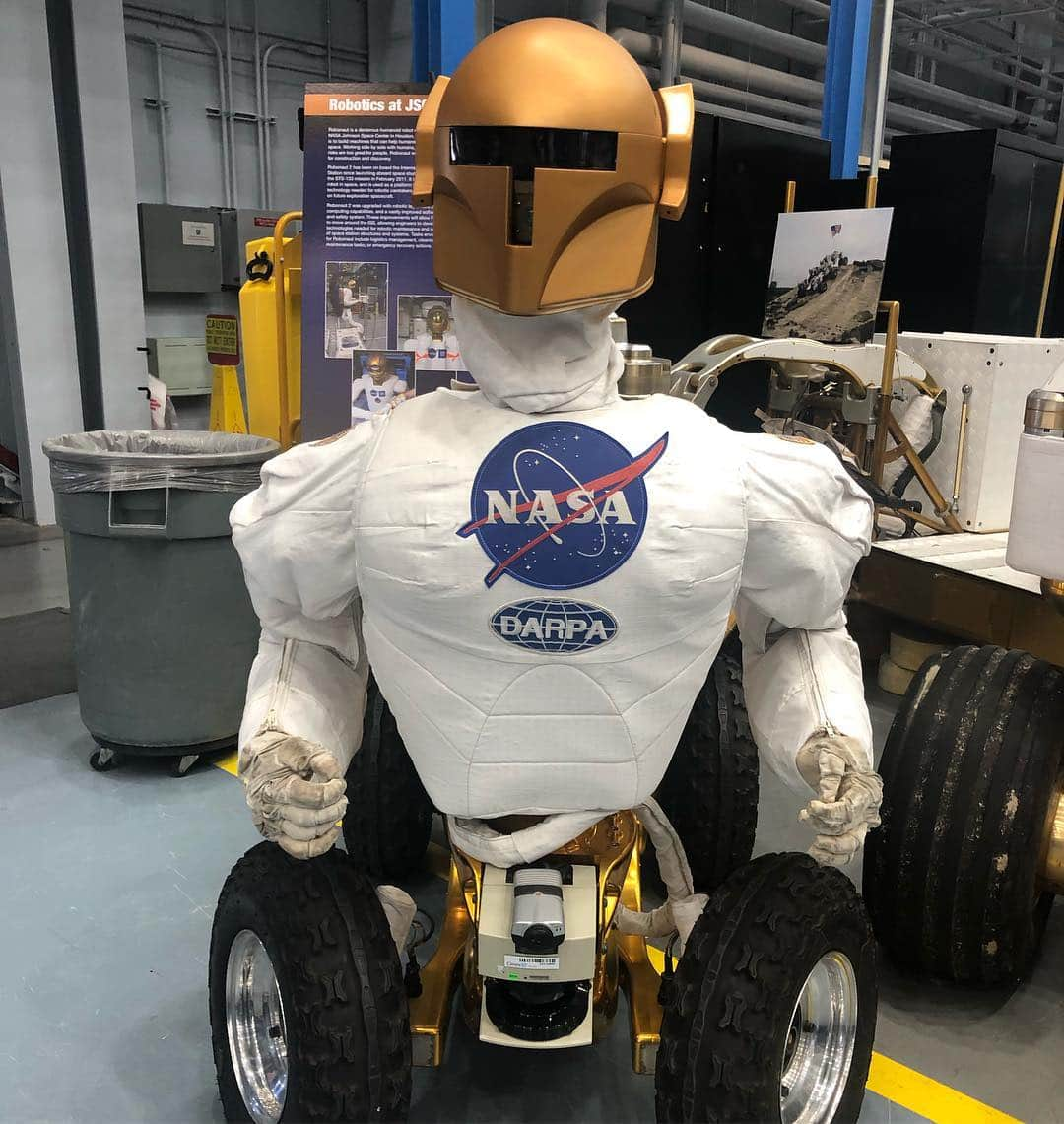 ケアリー・ハートさんのインスタグラム写真 - (ケアリー・ハートInstagram)「What a cool experience! Yesterday the family and I got to take a tour of @nasa . It was really cool to see the campus and get a tour of the training facility. The coolest part was that we talked w/ #AnneMcClain who is an astronaut currently in space! Crazy to know that she is 250 miles above earth and we are talking with her like she is down the street. Thanks @nasa and the staff that spent the day with us. Very cool experience.」3月21日 22時55分 - hartluck