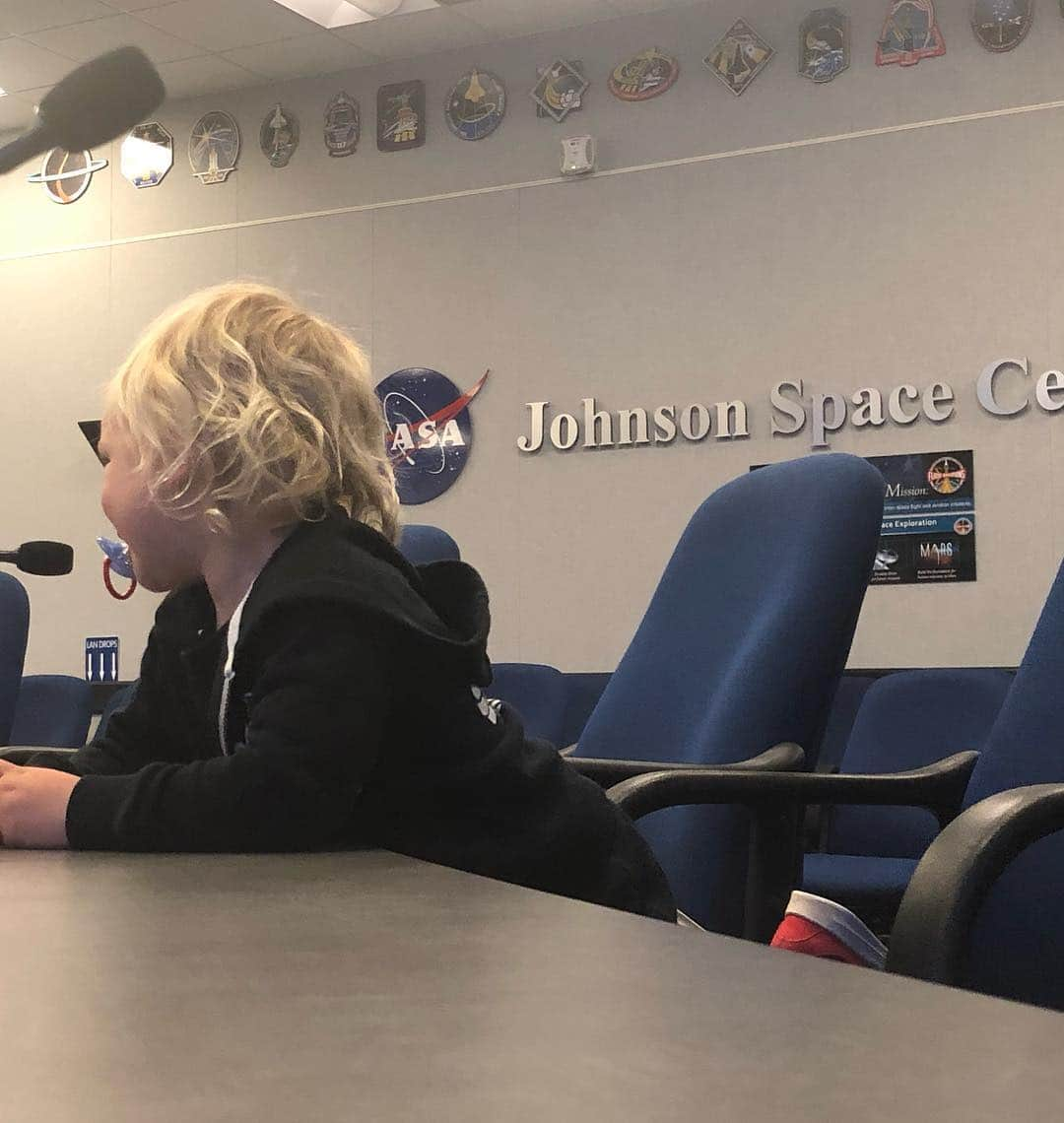 ケアリー・ハートさんのインスタグラム写真 - (ケアリー・ハートInstagram)「What a cool experience! Yesterday the family and I got to take a tour of @nasa . It was really cool to see the campus and get a tour of the training facility. The coolest part was that we talked w/ #AnneMcClain who is an astronaut currently in space! Crazy to know that she is 250 miles above earth and we are talking with her like she is down the street. Thanks @nasa and the staff that spent the day with us. Very cool experience.」3月21日 22時55分 - hartluck