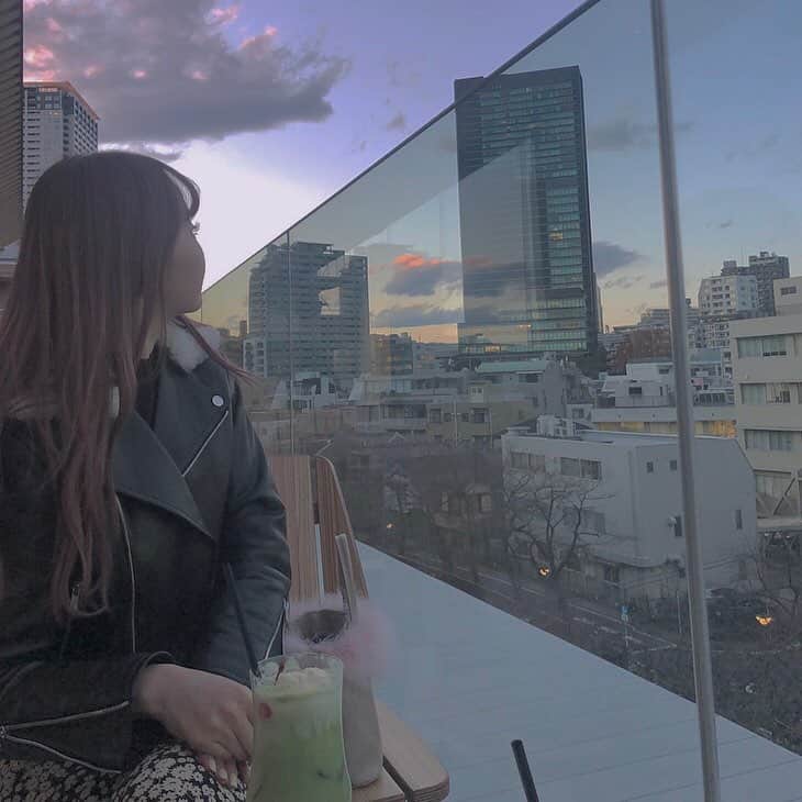 makoさんのインスタグラム写真 - (makoInstagram)「. 先日中目黒の新しいスタバへ❤︎ ディズニーランドみたいで楽しかったー😯🌸🌸🌸 🍵+cream soda+🍒 #starbucksreserveroastery #スターバックス #starbucksreserveroasterytokyo #スターバックスリザーブロースタリー #カフェ巡り #中目黒」3月21日 22時55分 - mkxxxbaby
