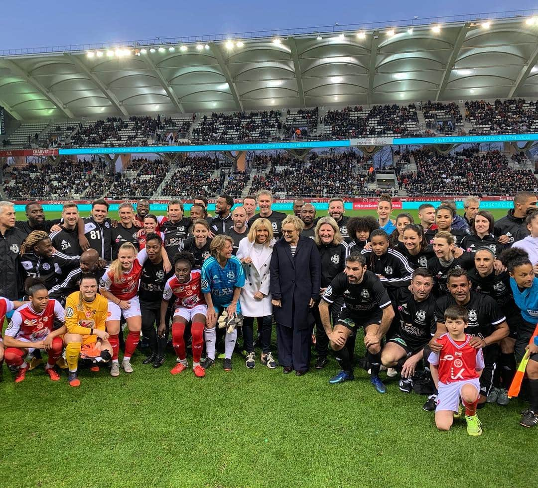 アリゼ・リムさんのインスタグラム写真 - (アリゼ・リムInstagram)「Tried a new sport last night raising money for gender equality ! ⚽️ I sucked and kept running not knowing where to go but cardio’s never been so fun 😅 especially surrounded by such cool people ! ➡️ Swipe (Laughed so much watching that video though 🙈) @fondationdesfemmes  @varietescf」3月21日 22時57分 - alizelim